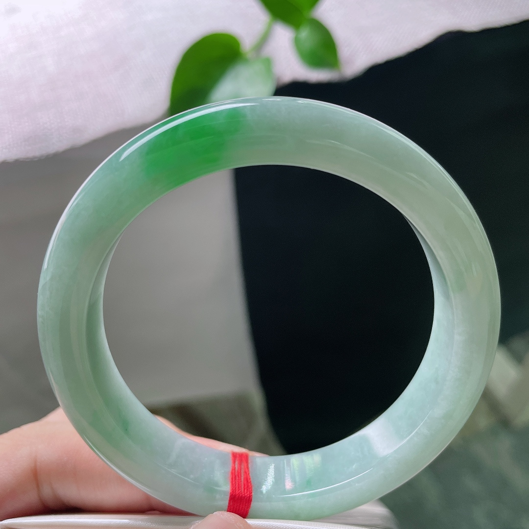 58.8/12.2/9，飘阳绿正圈，厚装饱满，翠色欲滴，种老，水润，一点皮纹。ss52559a