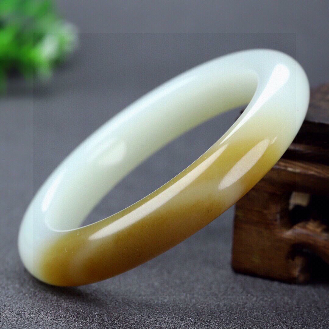 圈口：55.5重量：60.65g 尺寸：12.0/10，新疆和田玉羊脂玉且末糖玉手镯  颜色纯正 泥