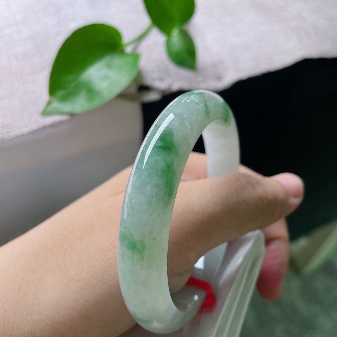 57/11.8/8.3飘花正圈，水润细腻，种老，翠影暗涌，腕上生辉，无裂，ss50749a