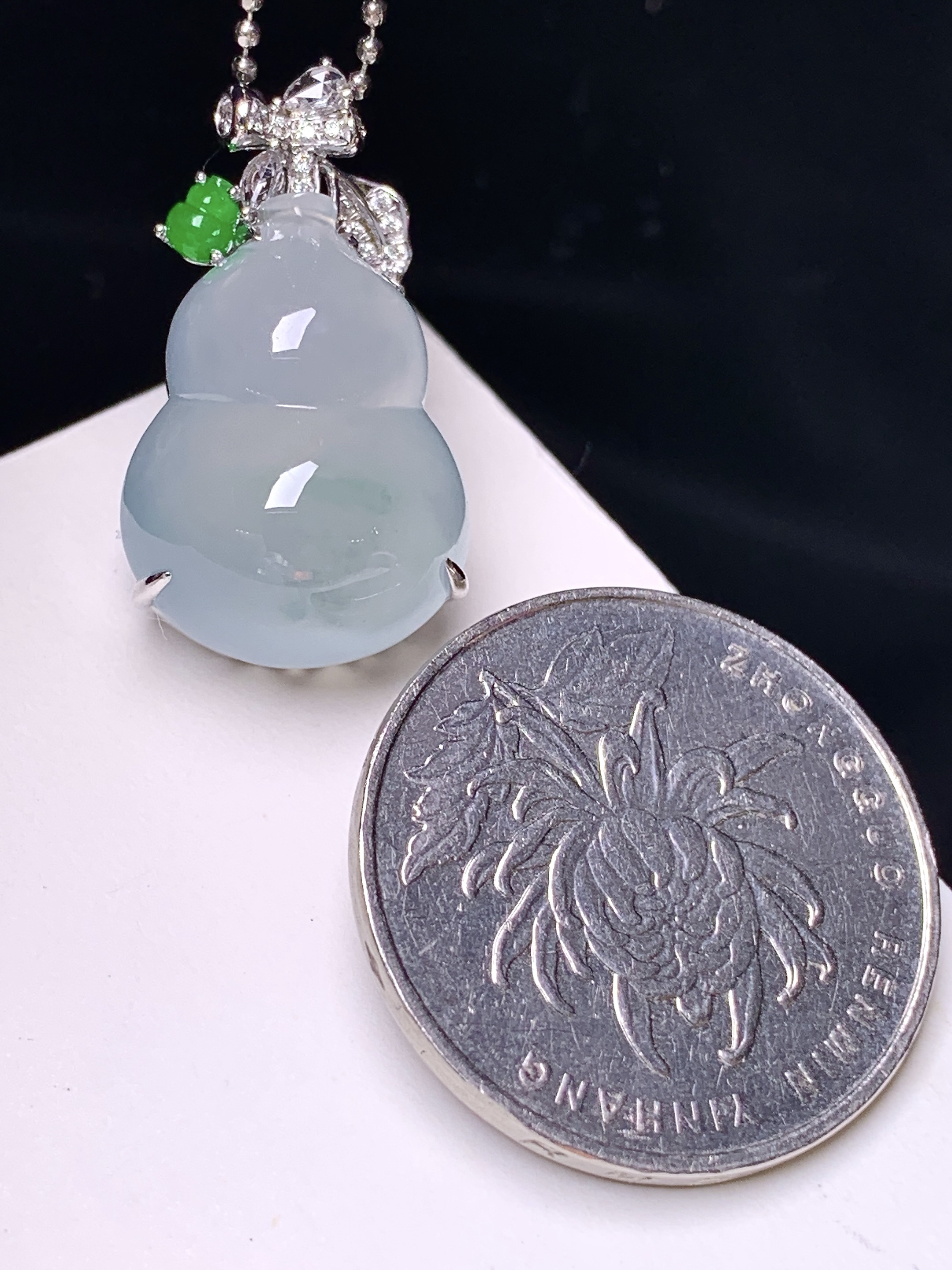 18k金钻镶嵌冰种葫芦吊坠 玉质细腻 色泽艳丽清新 整体尺寸26*14.7*12 f1