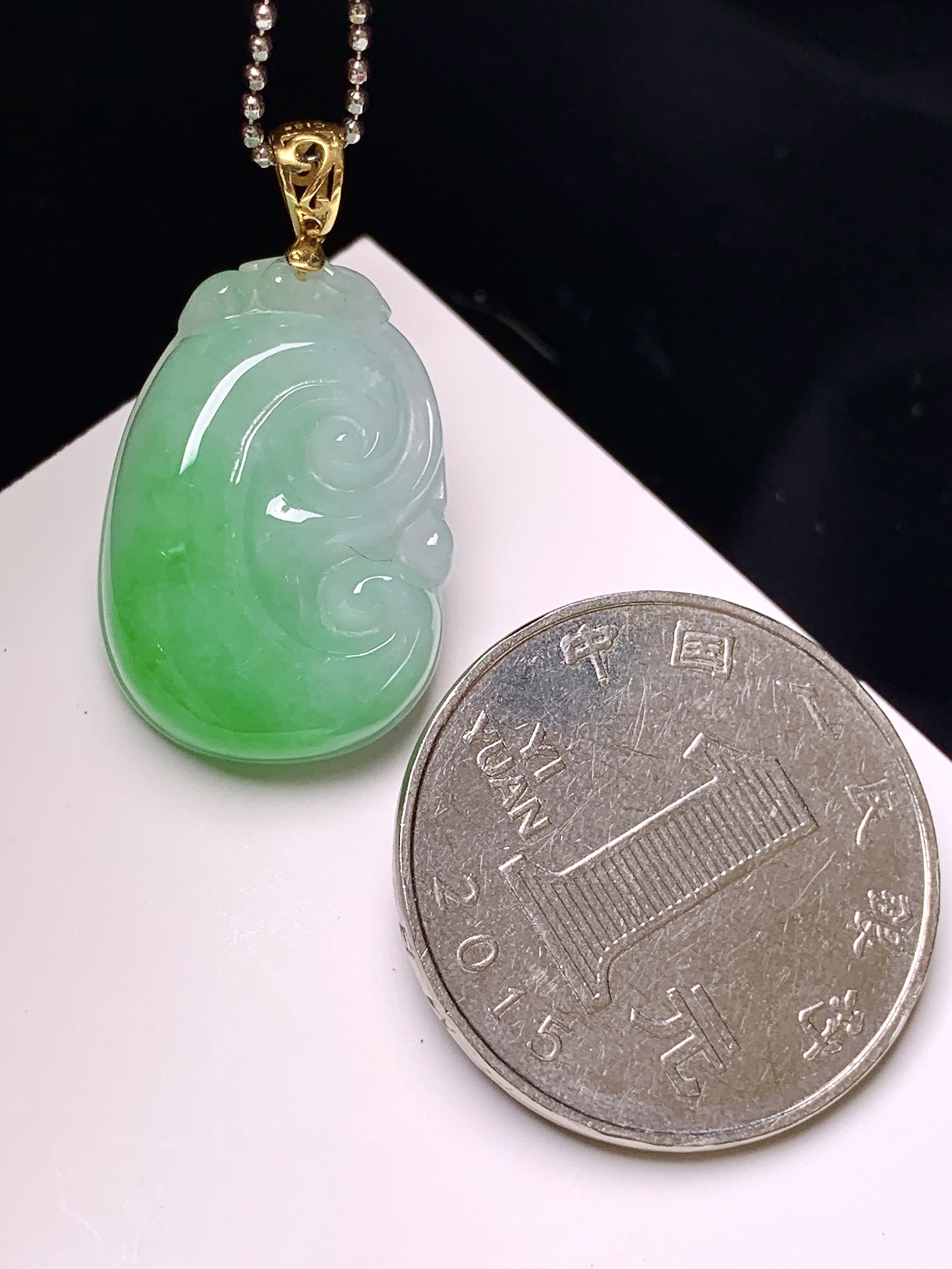 18k金镶嵌飘绿如意吊坠 玉质细腻 色泽艳丽清新 整体尺寸29.8*16*6.3 a4