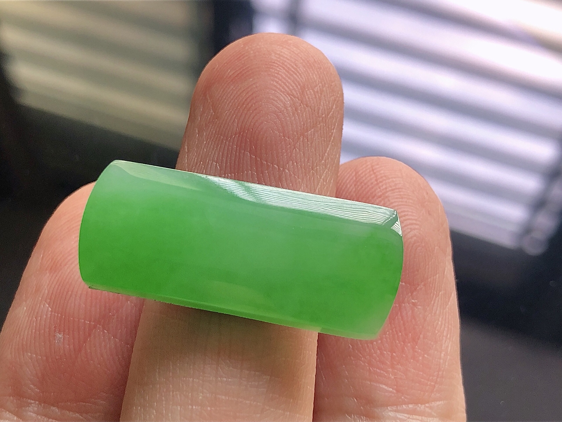 ️ 冰种阳绿马鞍， 色泽艳阳，通透水润，玉质细腻，夺目迷人，镶嵌效果大气上档次，品相，无裂，尺寸2