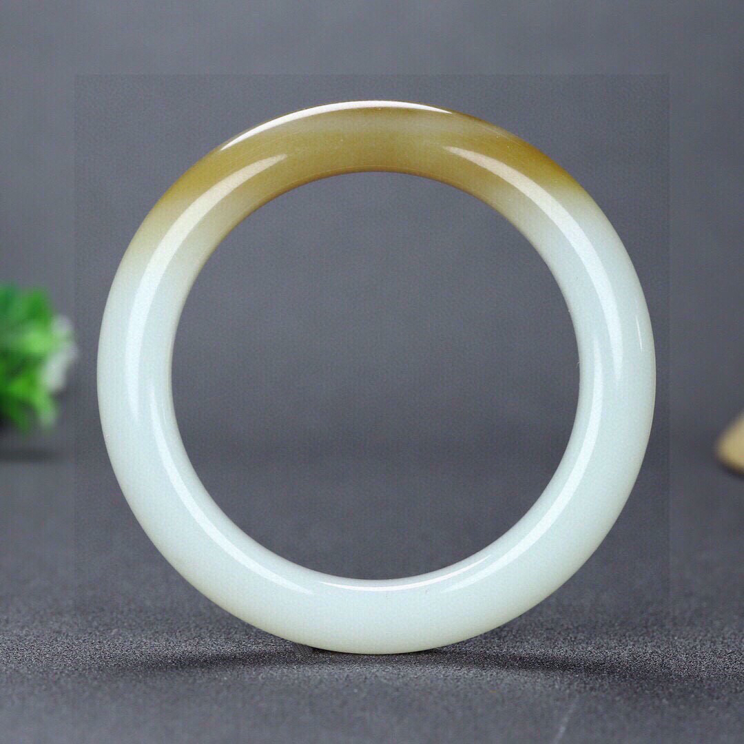 圈口：55.5重量：60.65g 尺寸：12.0/10，新疆和田玉羊脂玉且末糖玉手镯  颜色纯正 泥鳅背 每个女人都应该拥有一只属于自己的手镯 让他贴近您的心灵 触摸你的心跳 感知你的情意 经过你的手 必定会留下生命的烙印 有啦手镯的装点 女人便是一道迷人的风景 宁静 典雅 秀外慧中