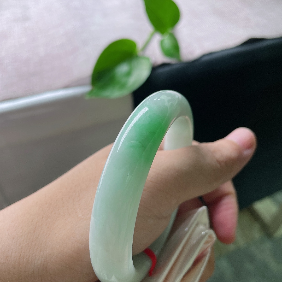 58.4/12.8/8.7飘绿正圈，水润细腻，种老，翠色欲滴，佩戴贵气，无裂，ss54889a