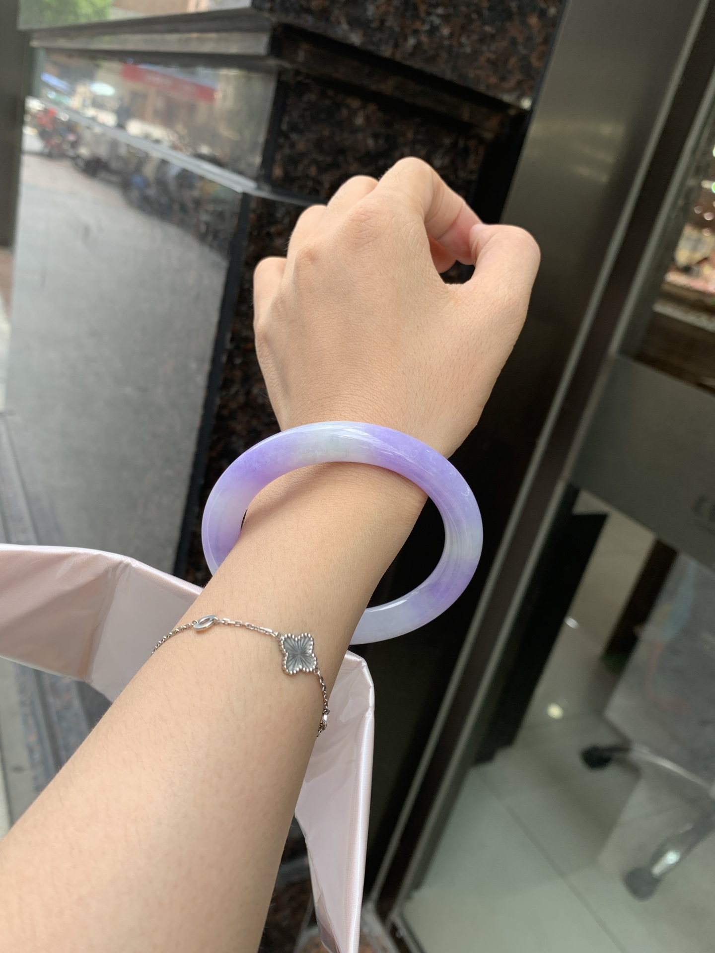 浓紫春彩圆条 60-10.3-10.5 0620-N1032 打灯多处细纹，烟雨入春俏，彩祥出云端，几抹淡果绿色碰上浓妆艳抹妖紫，像是融化了春天，所有美好交织在一起，上手贵气显眼