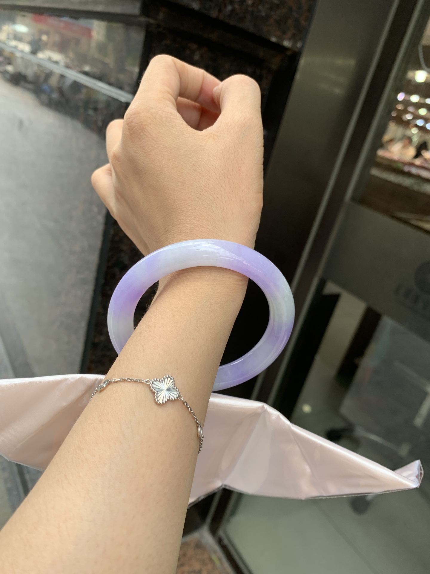 浓紫春彩圆条 60-10.3-10.5 0620-N1032 打灯多处细纹，烟雨入春俏，彩祥出云端，几抹淡果绿色碰上浓妆艳抹妖紫，像是融化了春天，所有美好交织在一起，上手贵气显眼
