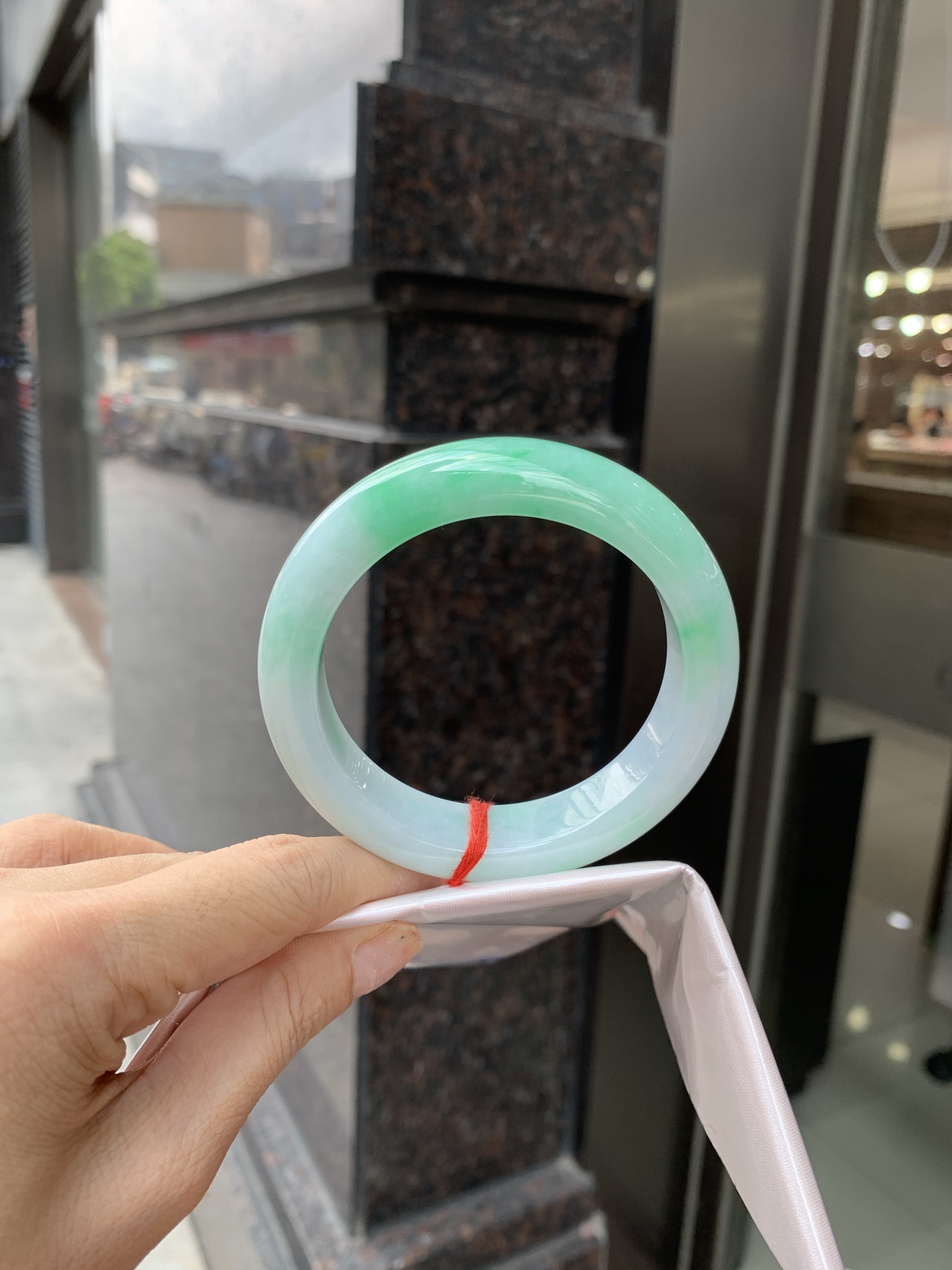 白底青宽版正圈 58.7-9.9-14.4 0620-N980 打灯棉线，底妆冰润，满圈阳绿花点缀，腕间风华，干净纯净的底色上，一抹翠色肆意流淌，宛如春日里的繁华盛景