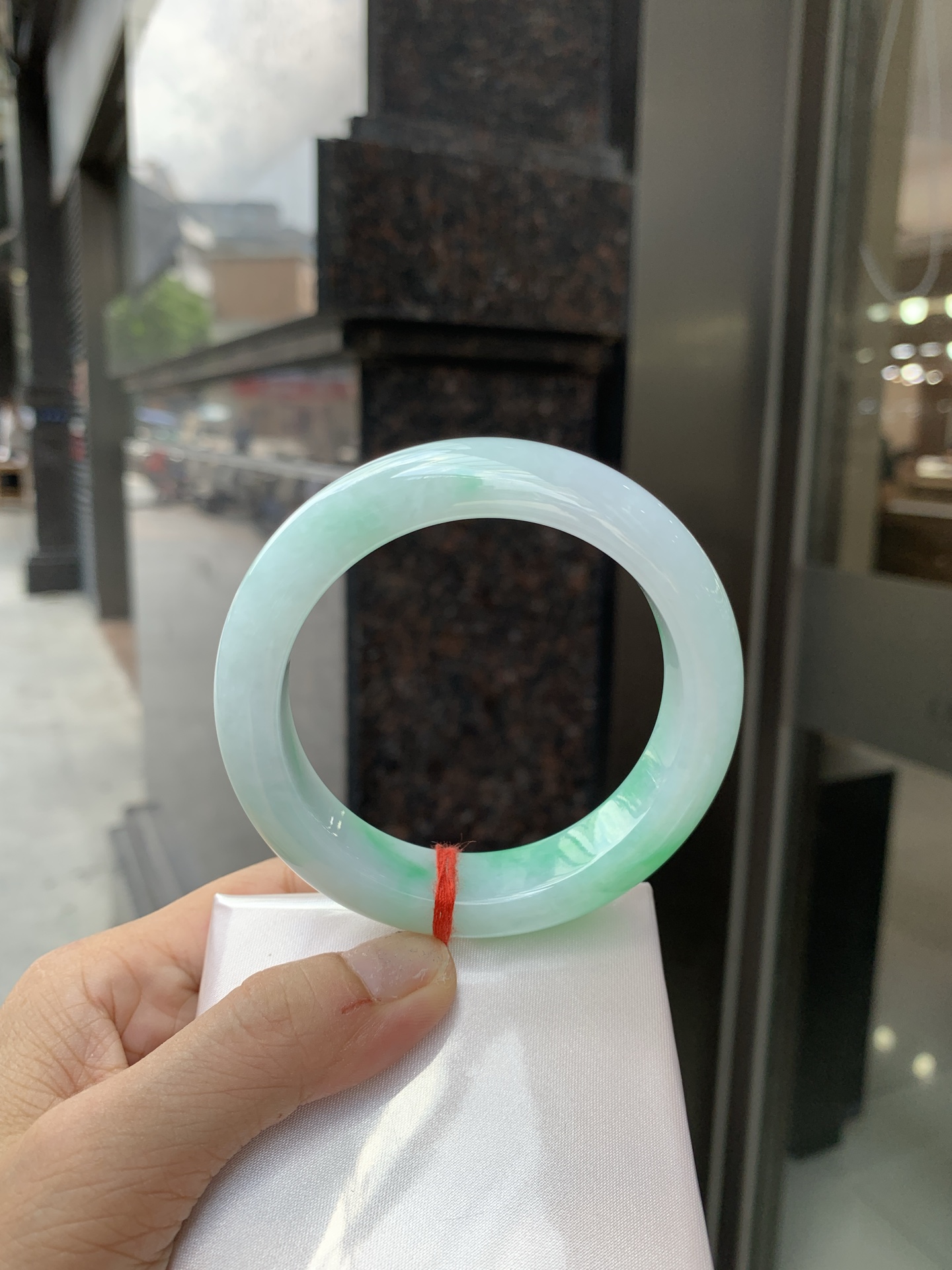 白底青宽版正圈 58.7-9.9-14.4 0620-N980 打灯棉线，底妆冰润，满圈阳绿花点缀，腕间风华，干净纯净的底色上，一抹翠色肆意流淌，宛如春日里的繁华盛景