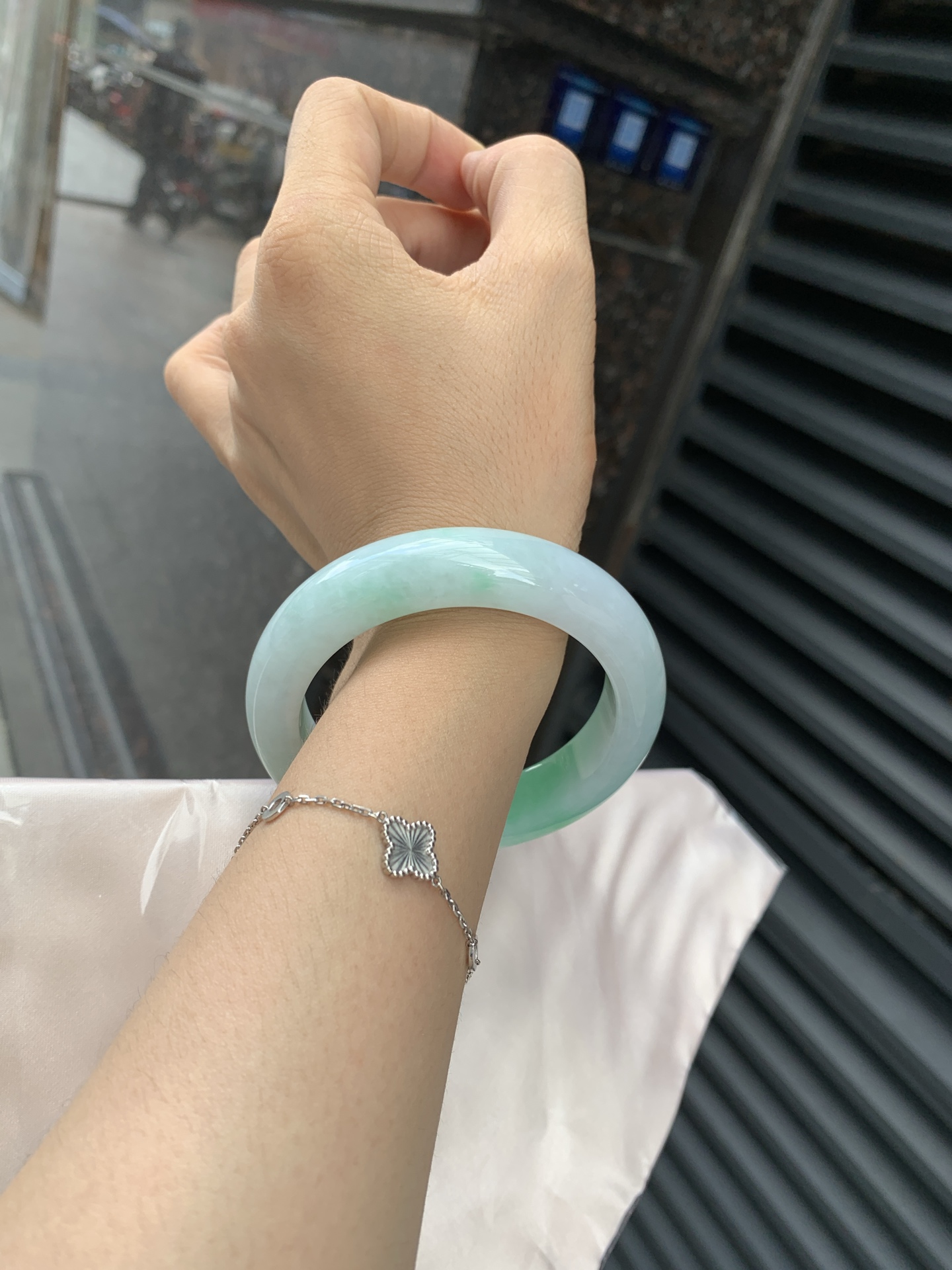 白底青宽版正圈 58.7-9.9-14.4 0620-N980 打灯棉线，底妆冰润，满圈阳绿花点缀，腕间风华，干净纯净的底色上，一抹翠色肆意流淌，宛如春日里的繁华盛景