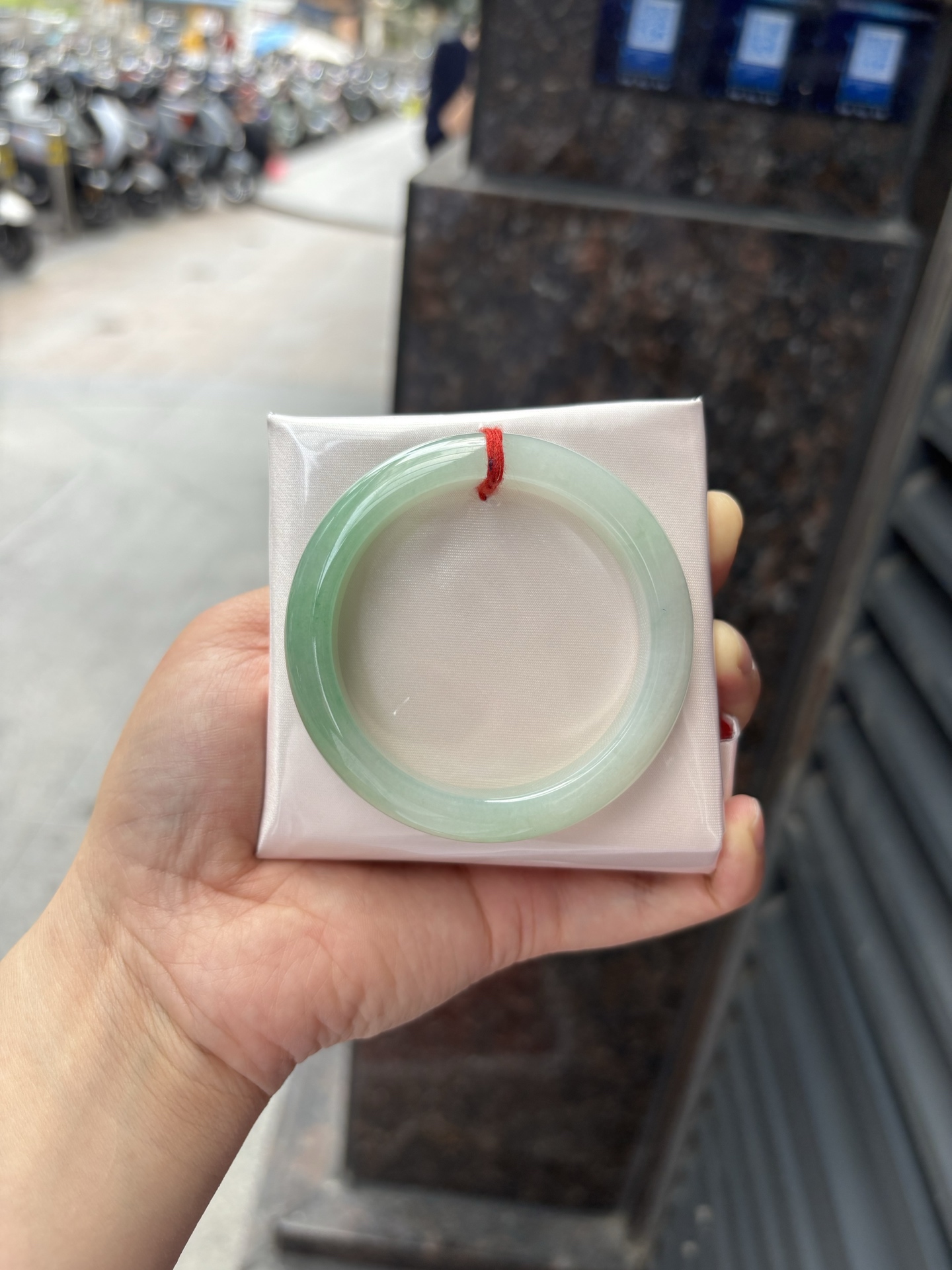 飘绿正圈 51.2-11.1-8.1 0325-N305 打灯细纹，底妆水润细腻，通透的苹果绿底色像是被春雨洗过的嫩叶在，阳光下还会透出甜甜的蜜糖光泽，夏日清新感拉满