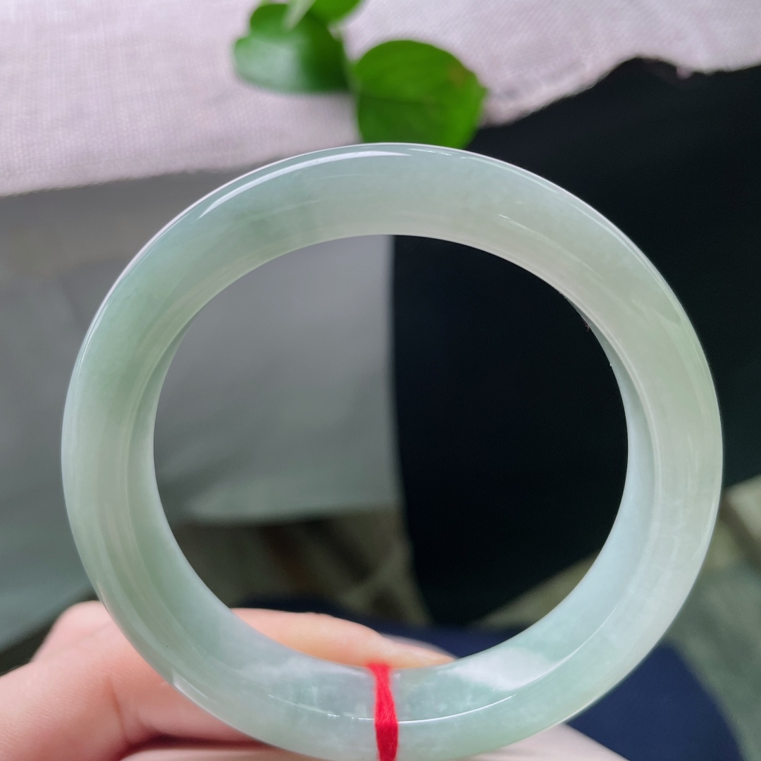 56.6/12.2/8.5，淡绿底正圈，腕间多了几分清秀之气，雅致动人，干净清爽，无裂，ss54482a
