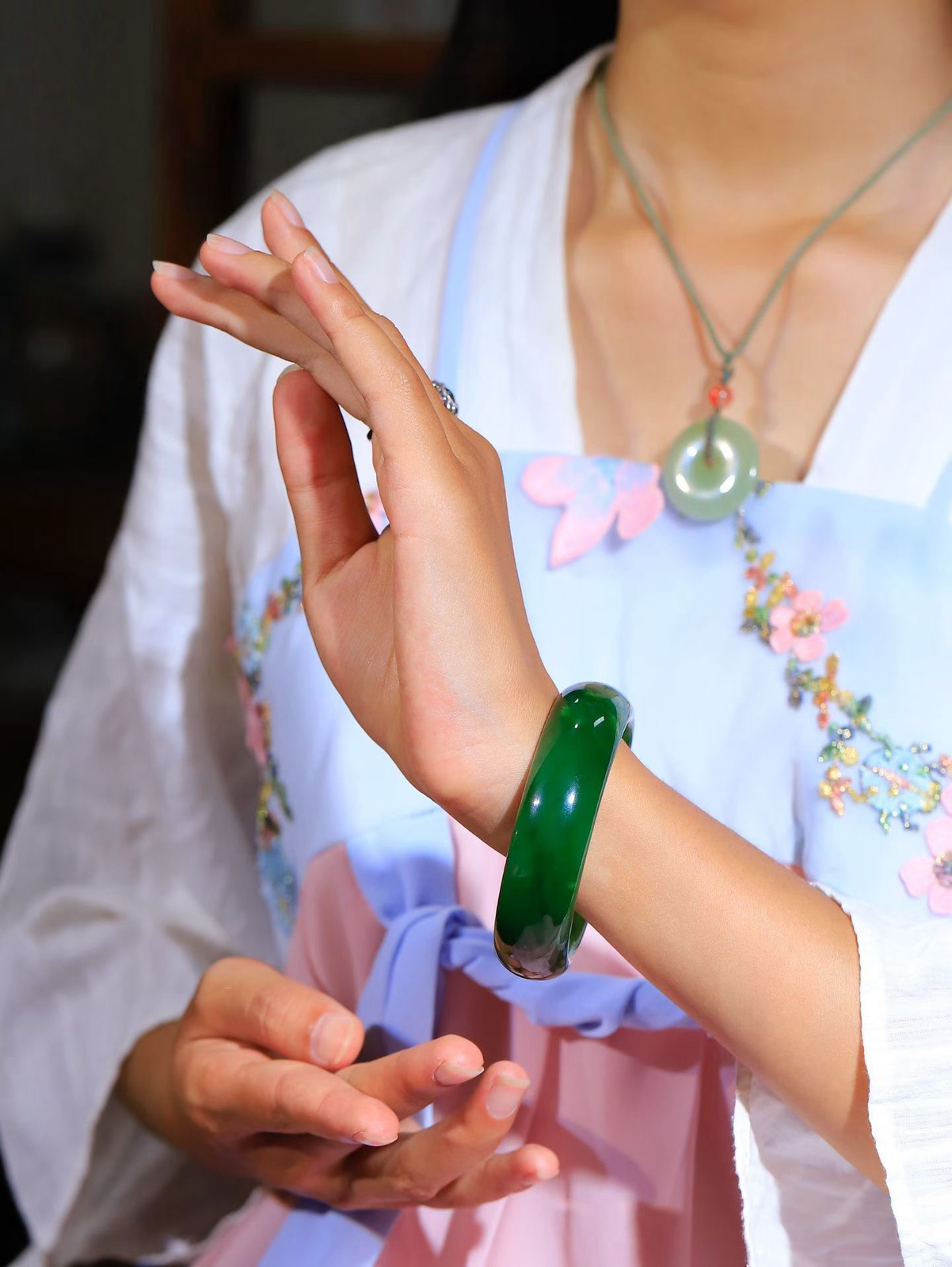 【碧色荡漾·手镯】

精品️和田玉碧玉手镯，玉质细腻温润，手感舒适，️线条流畅，简约大气，美