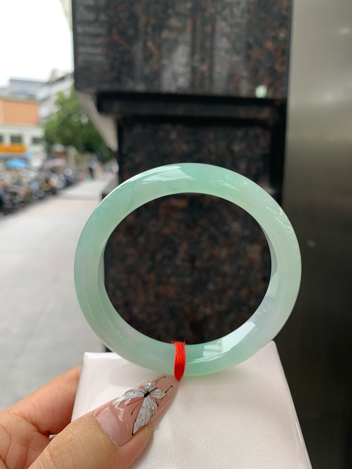 飘绿花正圈
57.1-8.4-11.1
底妆冰润，满圈飘绿花点缀，简约却充满灵气，清新如芽，宛若自然的画卷凝结于腕间，静中带动，韵味悠长。