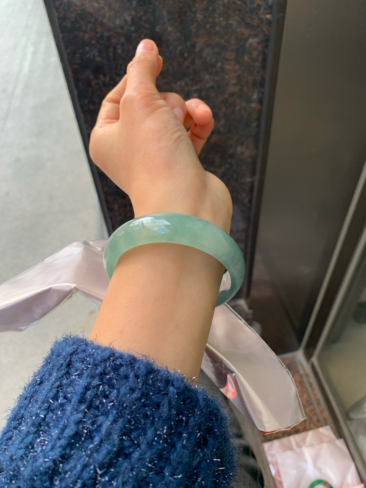 冰飘花正圈
57.2-16.3-7.5
底妆冰透细腻，满圈花色翩翩起舞，韵味悠长，上手端庄大气