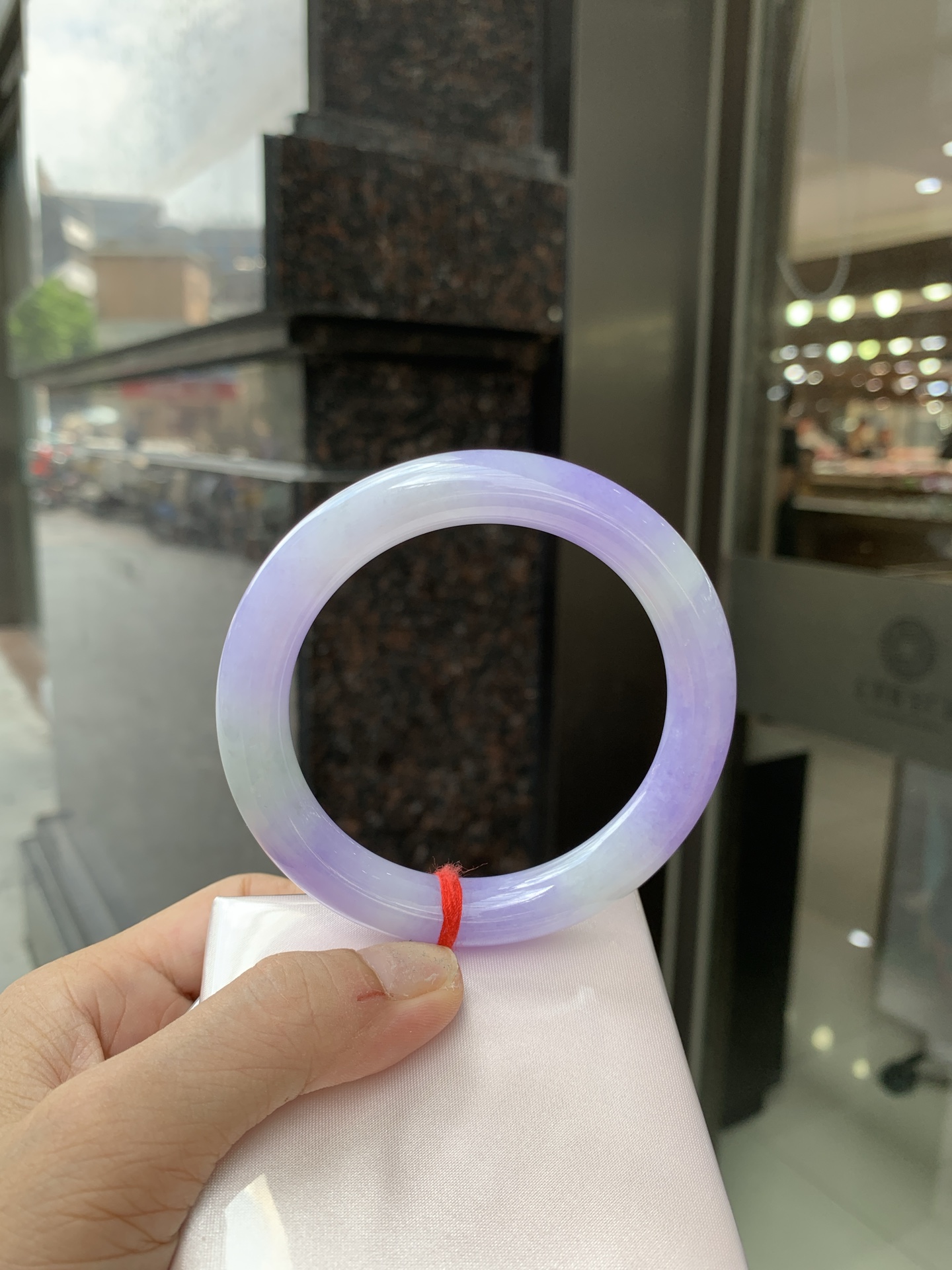 浓紫春彩圆条 60-10.3-10.5 0620-N1032 打灯多处细纹，烟雨入春俏，彩祥出云端，几抹淡果绿色碰上浓妆艳抹妖紫，像是融化了春天，所有美好交织在一起，上手贵气显眼