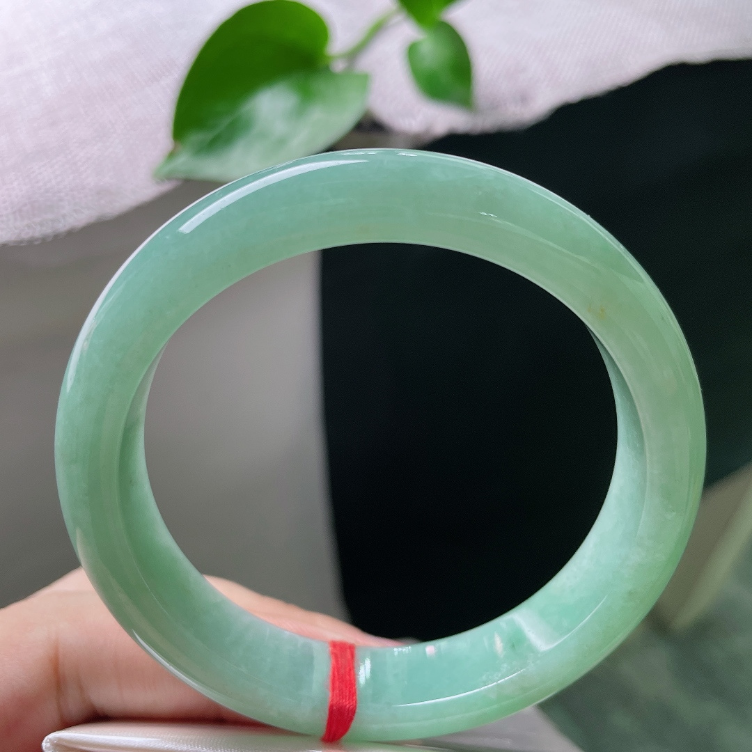 57.9/12.5/8.1，绿底正圈，色泽分布均匀，种老水足，显白减龄，无裂，ss53756a