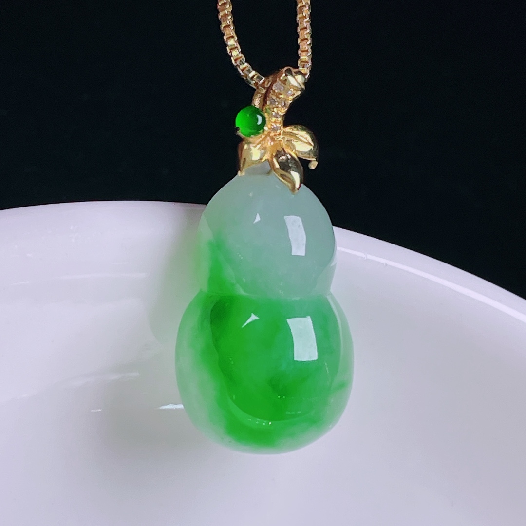 ️辣绿葫芦，老种起光，细底通透，尺寸：26.3裸石20/12.5/7.8mm0620