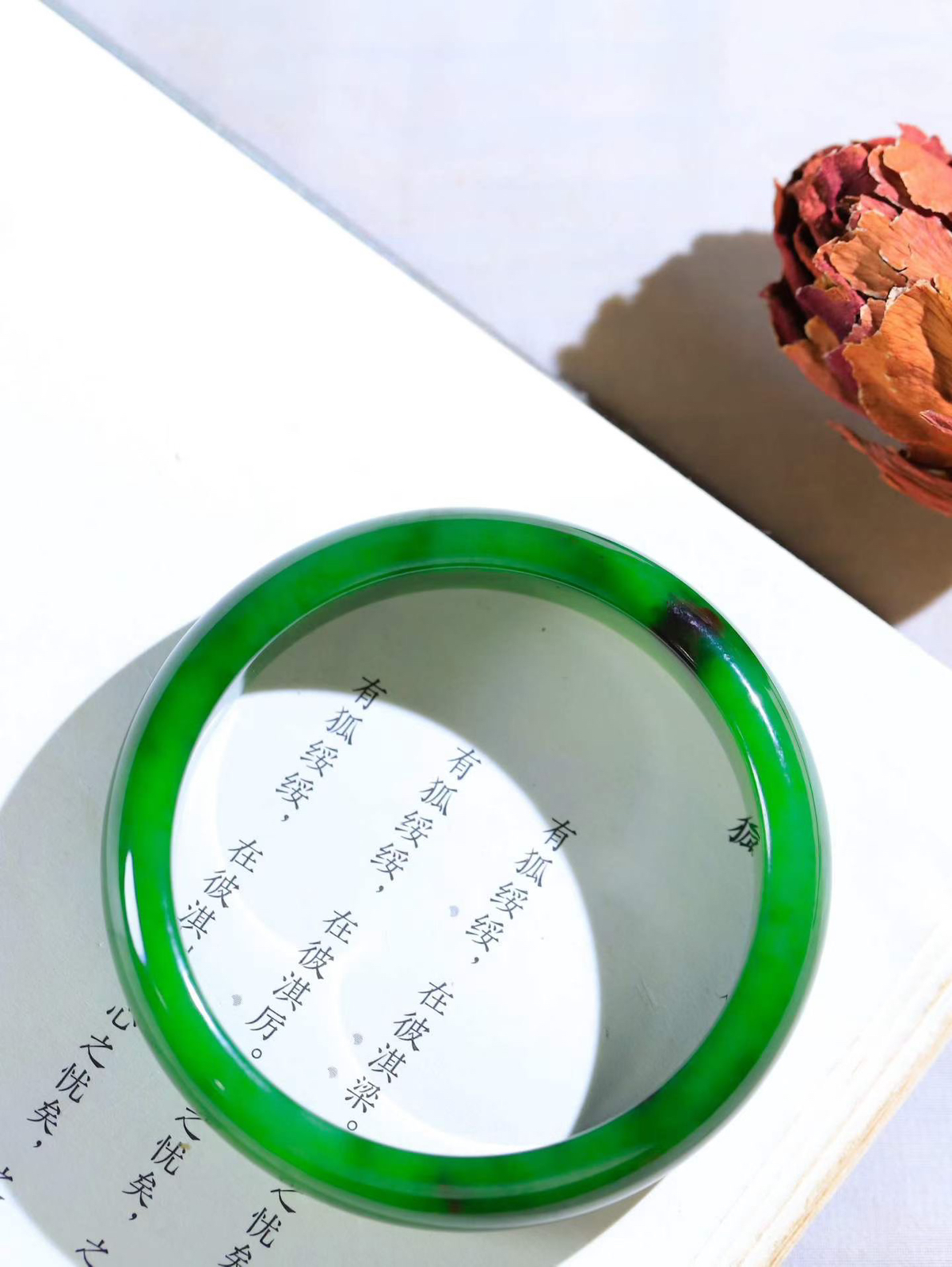 【悠悠芳华.镯】

精品和田玉碧玉手镯 玉质温润 青葱岁月，尽收腕中，婉转流畅，凝岁月悠长。盈一眸恬淡，挽一抹绿意。重57.68克 内径58.5mm尺寸14.8-7.4mm   86601555L