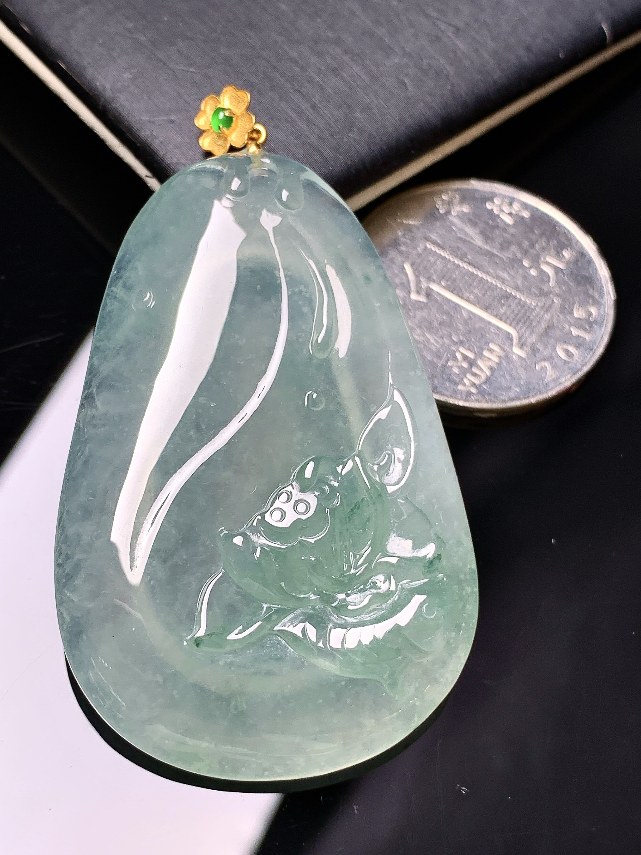 18k金镶嵌冰种莲花牌吊坠 玉质细腻 色泽艳丽清新 整体尺寸56.2*32*6.2 c1