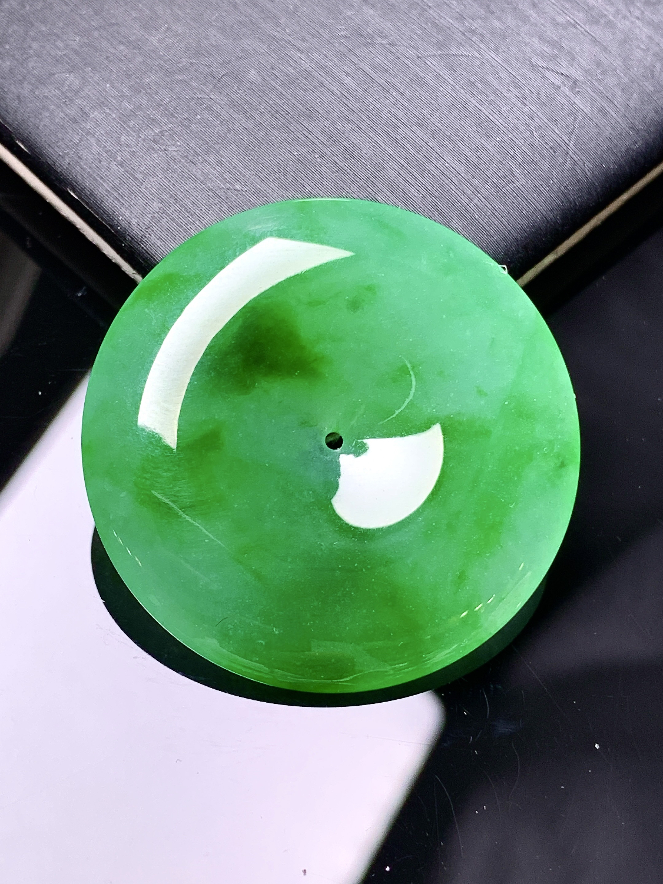 飘阳绿平安扣吊坠 玉质细腻 色泽艳丽清新 整体尺寸31.3*5.3 d3