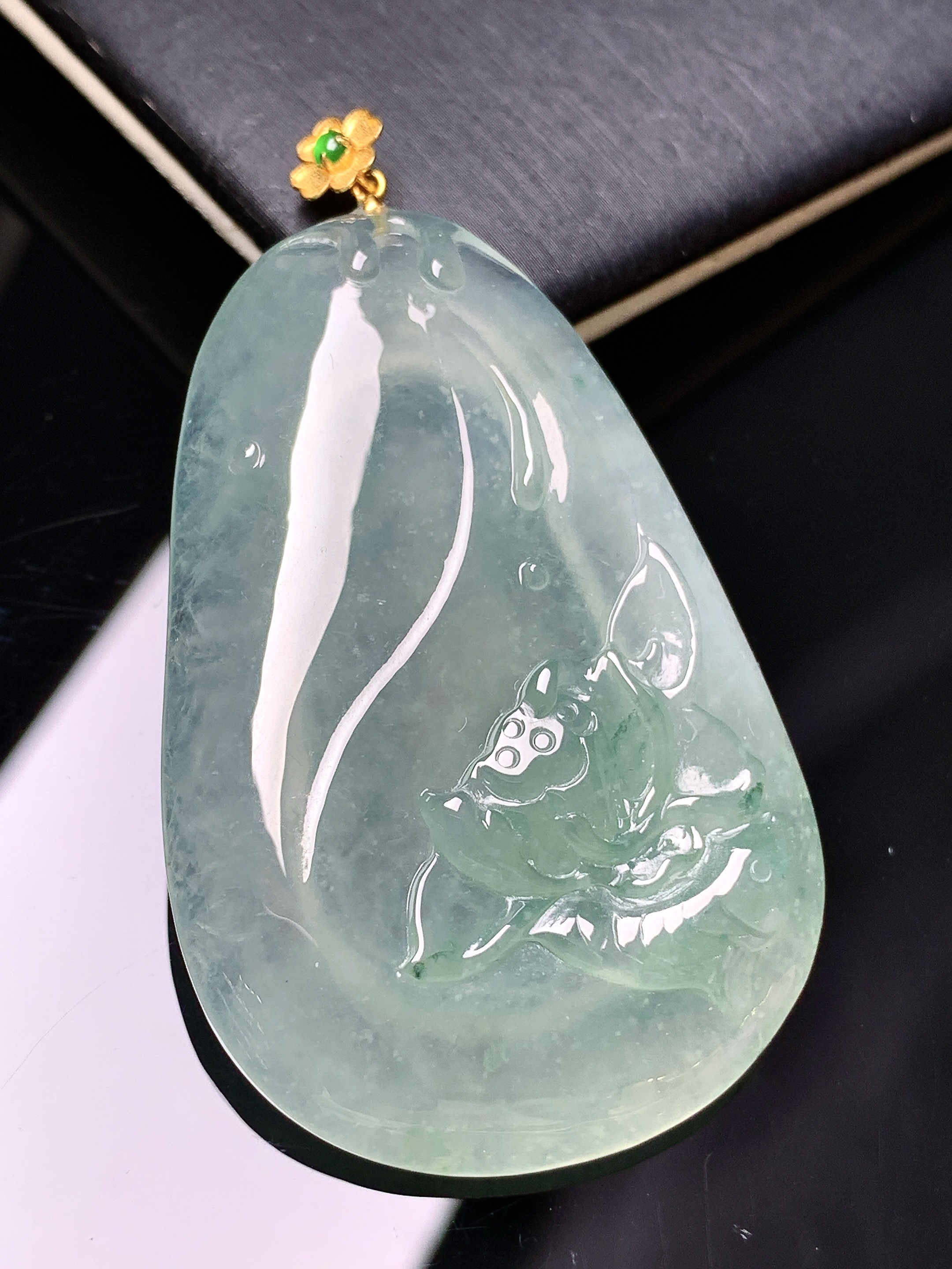 18k金镶嵌冰种莲花牌吊坠 玉质细腻 色泽艳丽清新 整体尺寸56.2*32*6.2 c1
