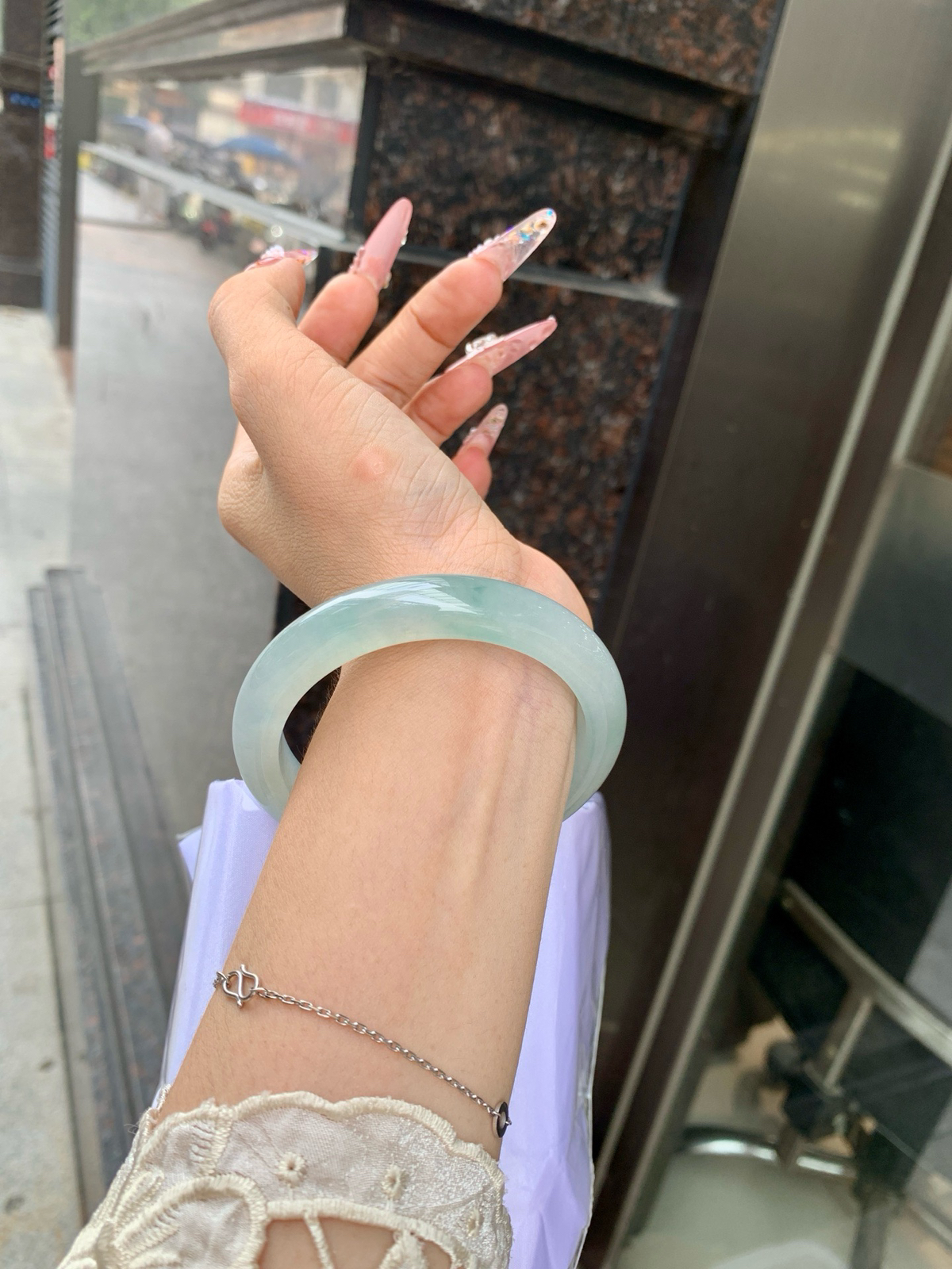 冰晴正圈
57.9-8.4-11.5
底妆胶润，满圈淡雅晴绿，像初春嫩芽落入清泉，均匀柔和，抬眼就是一片宁静感。