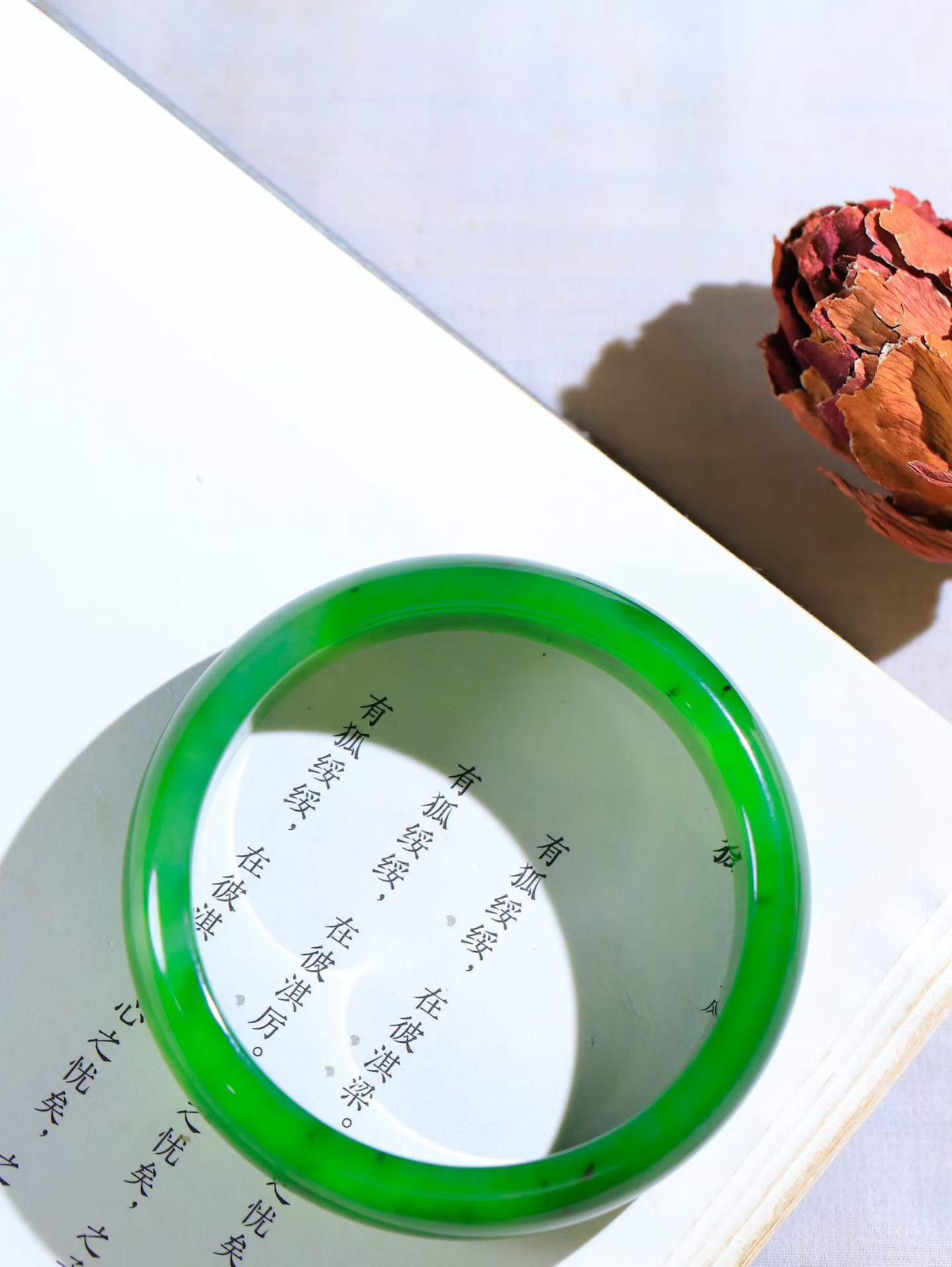【碧波流转·手镯】

精品和田玉碧玉手镯，玉质细腻温润，手感舒适，️线条流畅，简约大气，美自天成，佩戴于腕间，婉约之美，举手投足间透出那份低调奢华，醉人心扉。 重59.36克 内径圈口58.5mm尺寸15.7-7.4mm  FDL-45601533