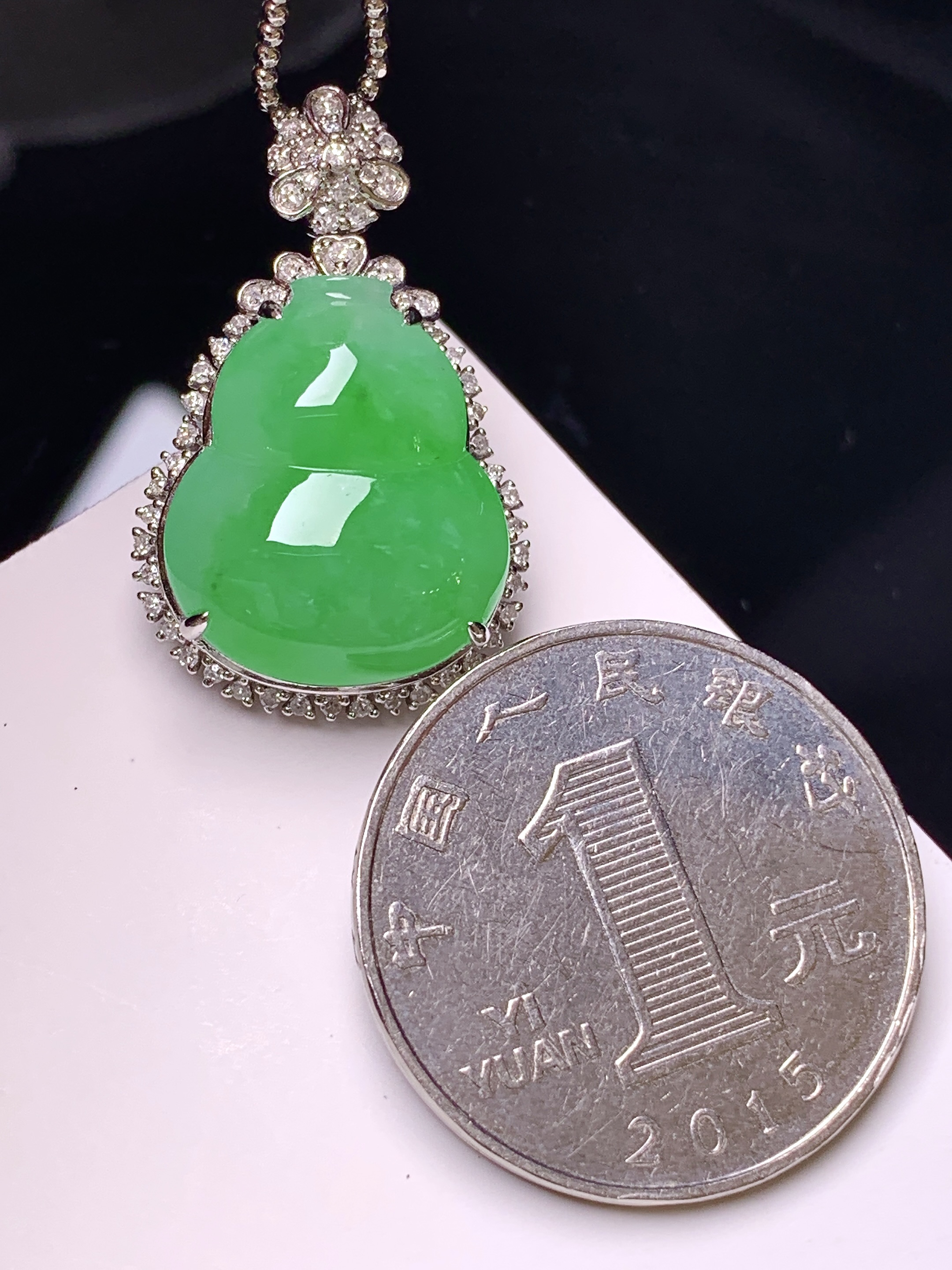18k金钻镶嵌阳绿葫芦吊坠 玉质细腻 色泽艳丽清新 整体尺寸28*17.8*9.6 j6
