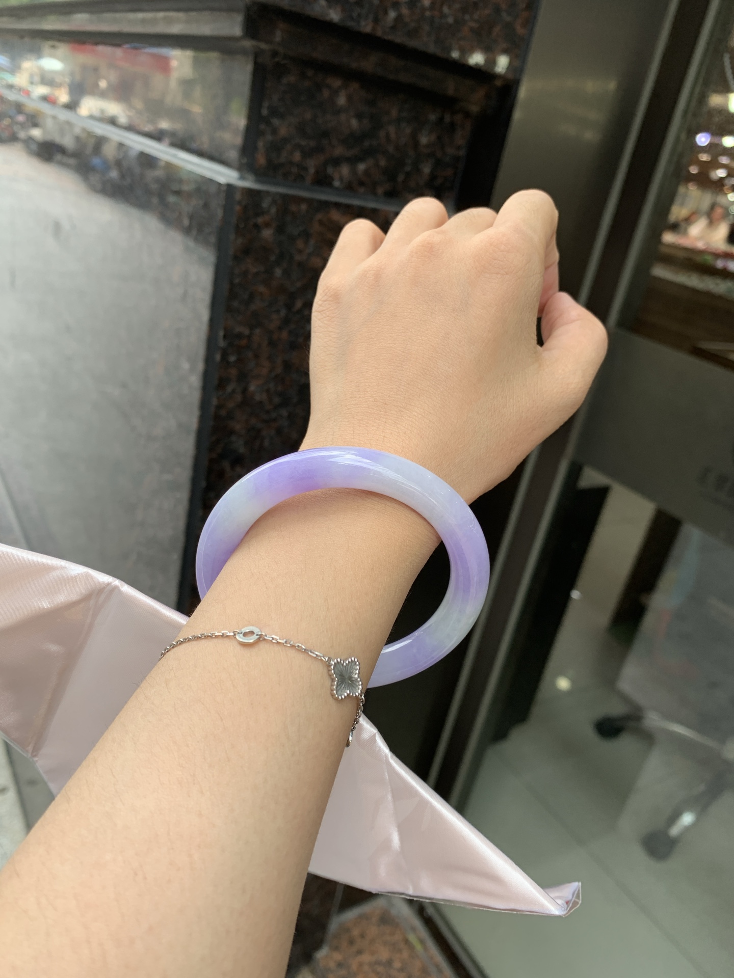 浓紫春彩圆条 60-10.3-10.5 0620-N1032 打灯多处细纹，烟雨入春俏，彩祥出云端，几抹淡果绿色碰上浓妆艳抹妖紫，像是融化了春天，所有美好交织在一起，上手贵气显眼