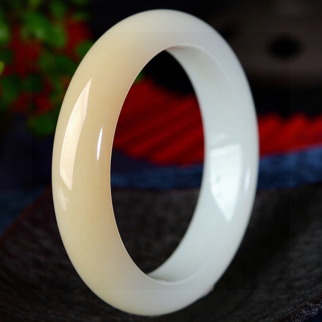 圈口：55-56 重量：62.2g 规格：14.0/8.6，新疆和田玉羊脂玉糖白手镯  每个女人都应