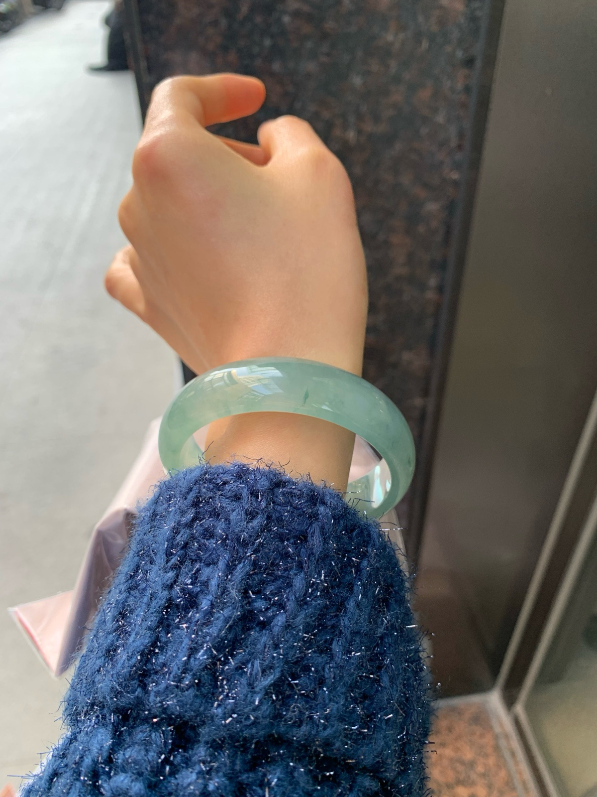 冰飘花正圈
57.2-16.3-7.5
底妆冰透细腻，满圈花色翩翩起舞，韵味悠长，上手端庄大气