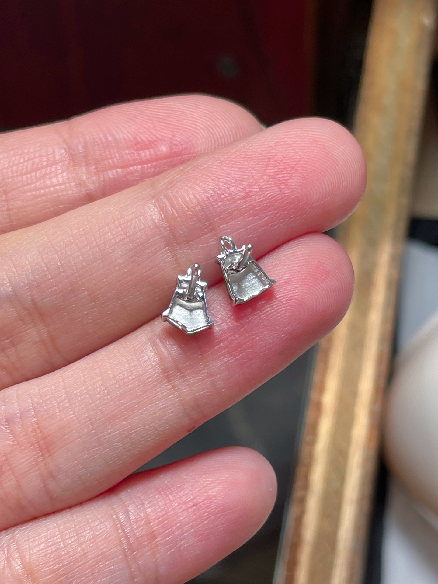 ️ 性比 天然A货翡翠随形耳钉，18K金镶嵌 冰种阳绿色，种水，饱满细腻，5.7-4.6-1