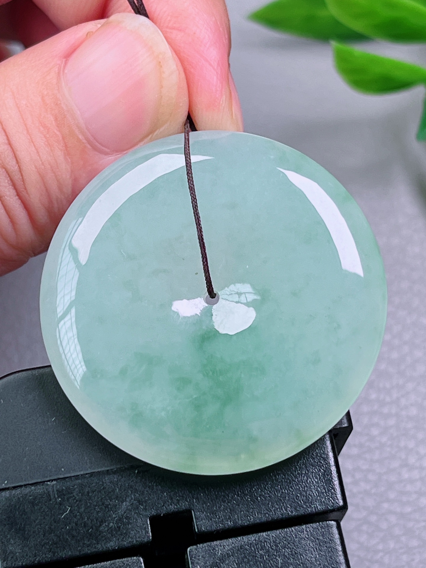 冰种飘花平安扣，无裂，饱满，油洁，起荧光，尺寸：37.4-6.7