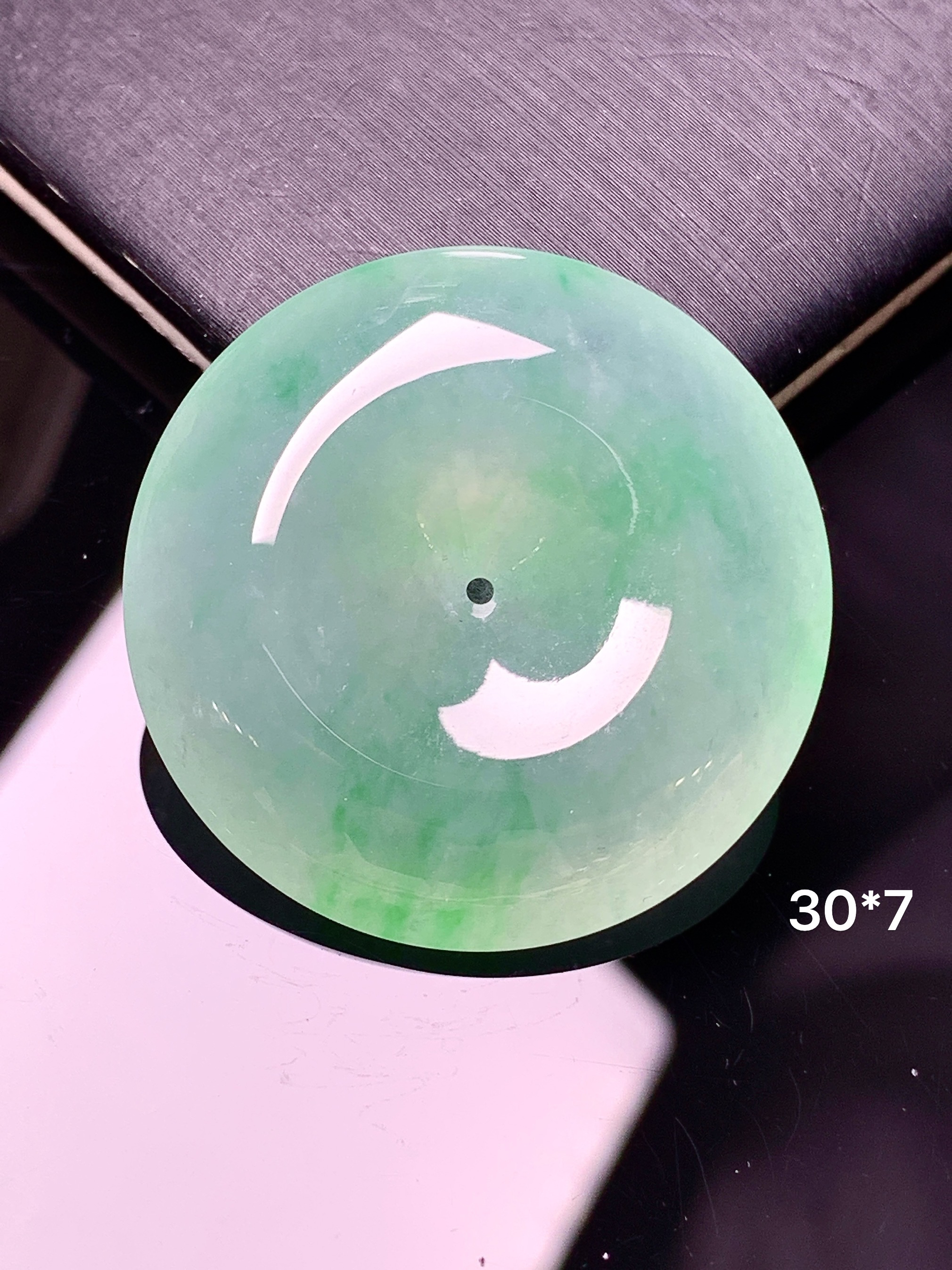 冰种飘绿平安扣吊坠 玉质细腻 色泽艳丽清新 整体尺寸30*7 d3