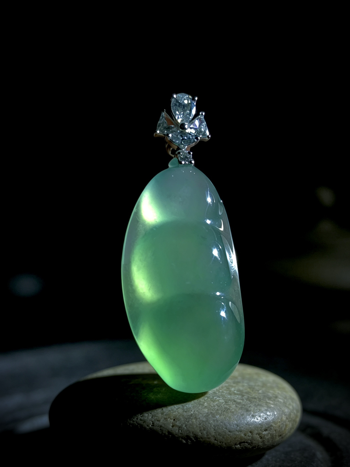 天空蓝底色四季平安豆子，
38.8-裸石约30.2-15-7.8mm，6.3g，
18K金，南非钻，
