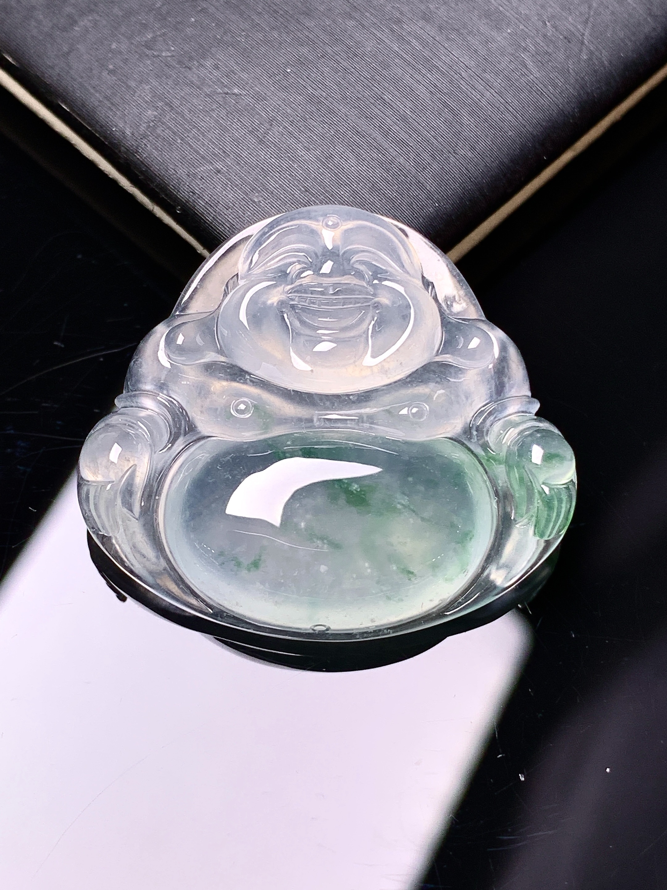 冰种飘绿佛公吊坠 玉质细腻 色泽艳丽清新 整体尺寸26*29.5*6 c1