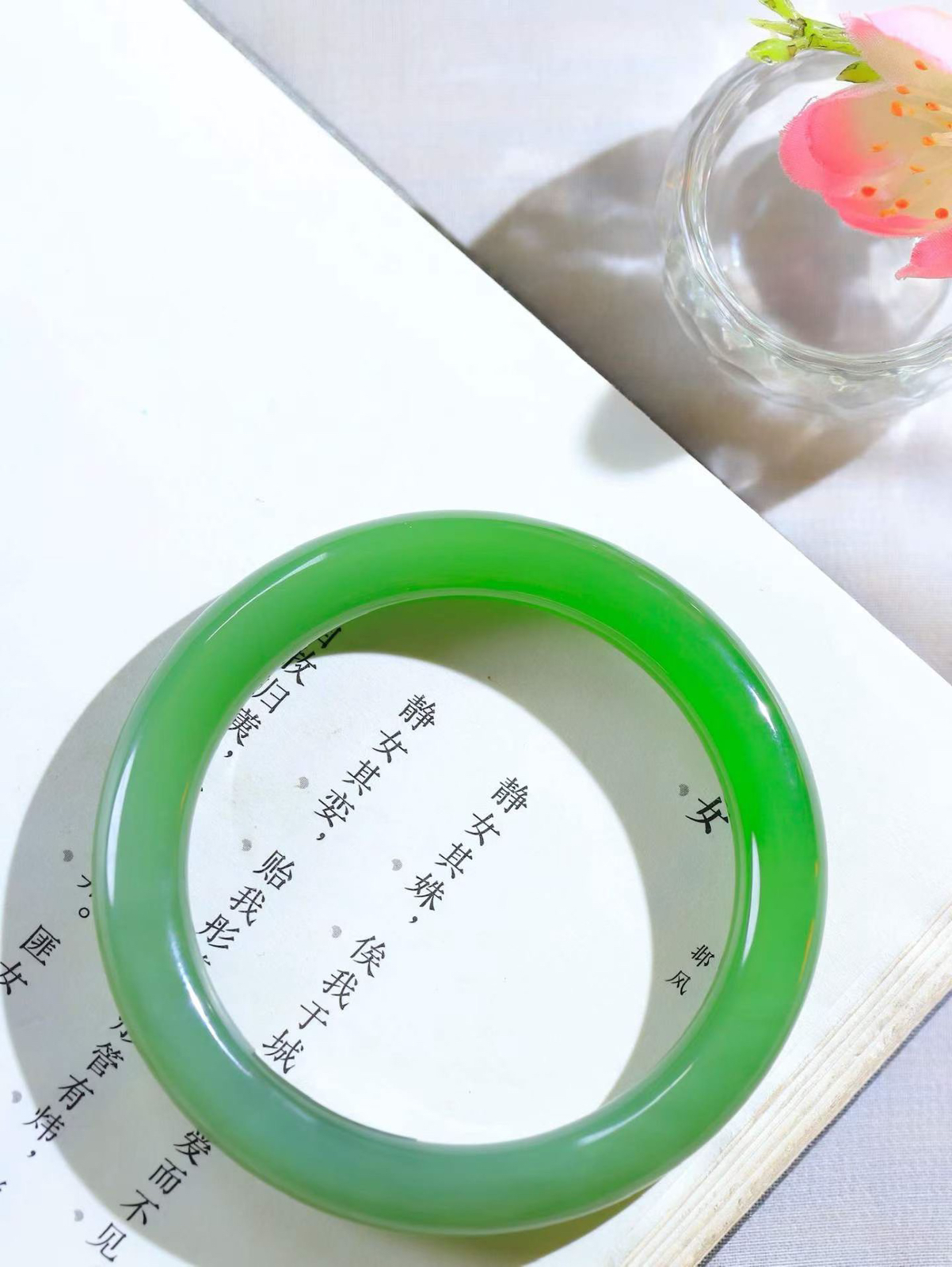 【悠悠芳华.镯】

收藏级臻品和田玉碧玉圆条手镯 玉质温润 青葱岁月，尽收腕中，婉转流畅，凝岁月悠长。盈一眸恬淡，挽一抹绿意。重37克 内径53mm尺寸8.8-9.1mm   8610653A