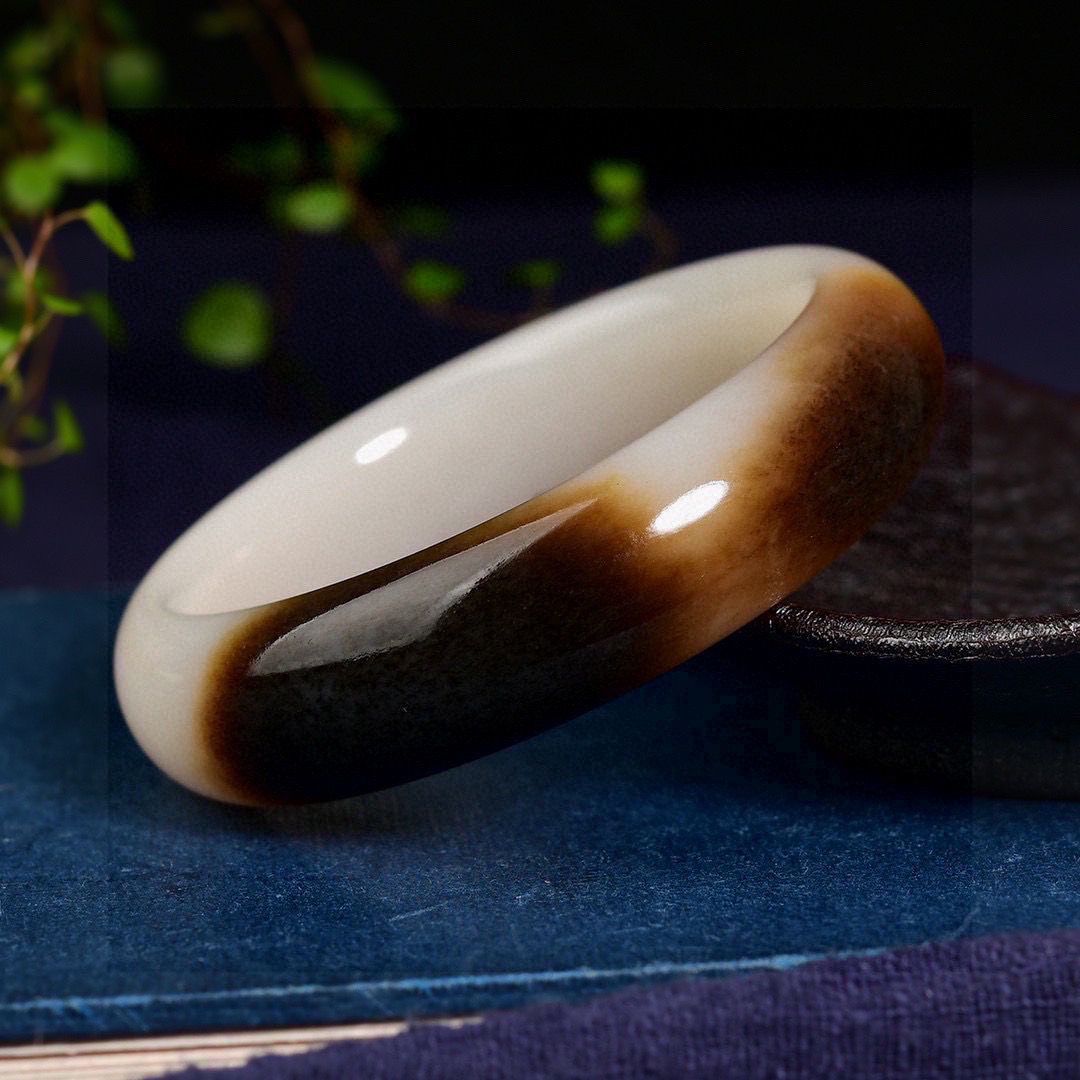 圈口: 60 重量：94.50g 规格：  18.0/10.2精品 和田玉黑皮糖色 藕粉底，三色为宝