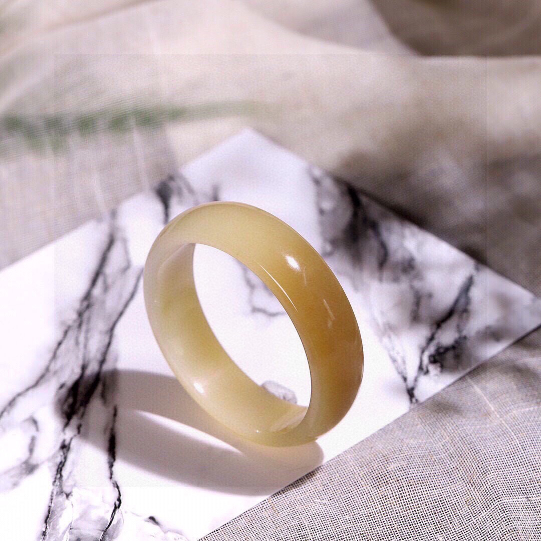 圈口： 61-62 l重量：74.61g 寸： 18.3/7.9，精品 和田玉且末糖手镯 小时候就听长辈讲过四个手镯的故事 ：第一个手镯是我们来到这个世界的时候 父母给我们的见面礼；第二个手镯是我们成年以后会挣钱的时候  送给自己的成长礼；第三个手镯是我们结婚的时候伴侣之间互赠的定情信物；第四个手镯是多年以后我们传承给子女的传家宝。而他们四个都离不开两个词语：一个亲情 ，一个陪伴！