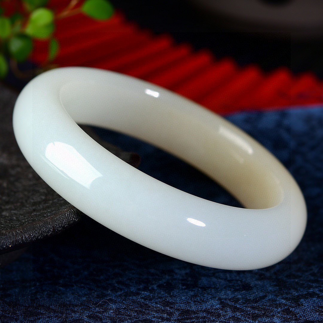 圈口：55-56 重量：62.2g 规格：14.0/8.6，新疆和田玉羊脂玉糖白手镯  每个女人都应该拥有一只属于自己的手镯 让他贴近您的心灵 触摸你的心跳 感知你的情意 经过你的手 必定会留下生命的烙印 有啦手镯的装点 女人便是一道迷人的风景 宁静 典雅 秀外慧中