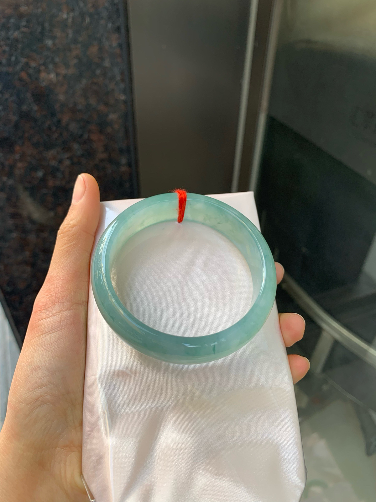 冰飘花正圈
57.2-16.3-7.5
底妆冰透细腻，满圈花色翩翩起舞，韵味悠长，上手端庄大气