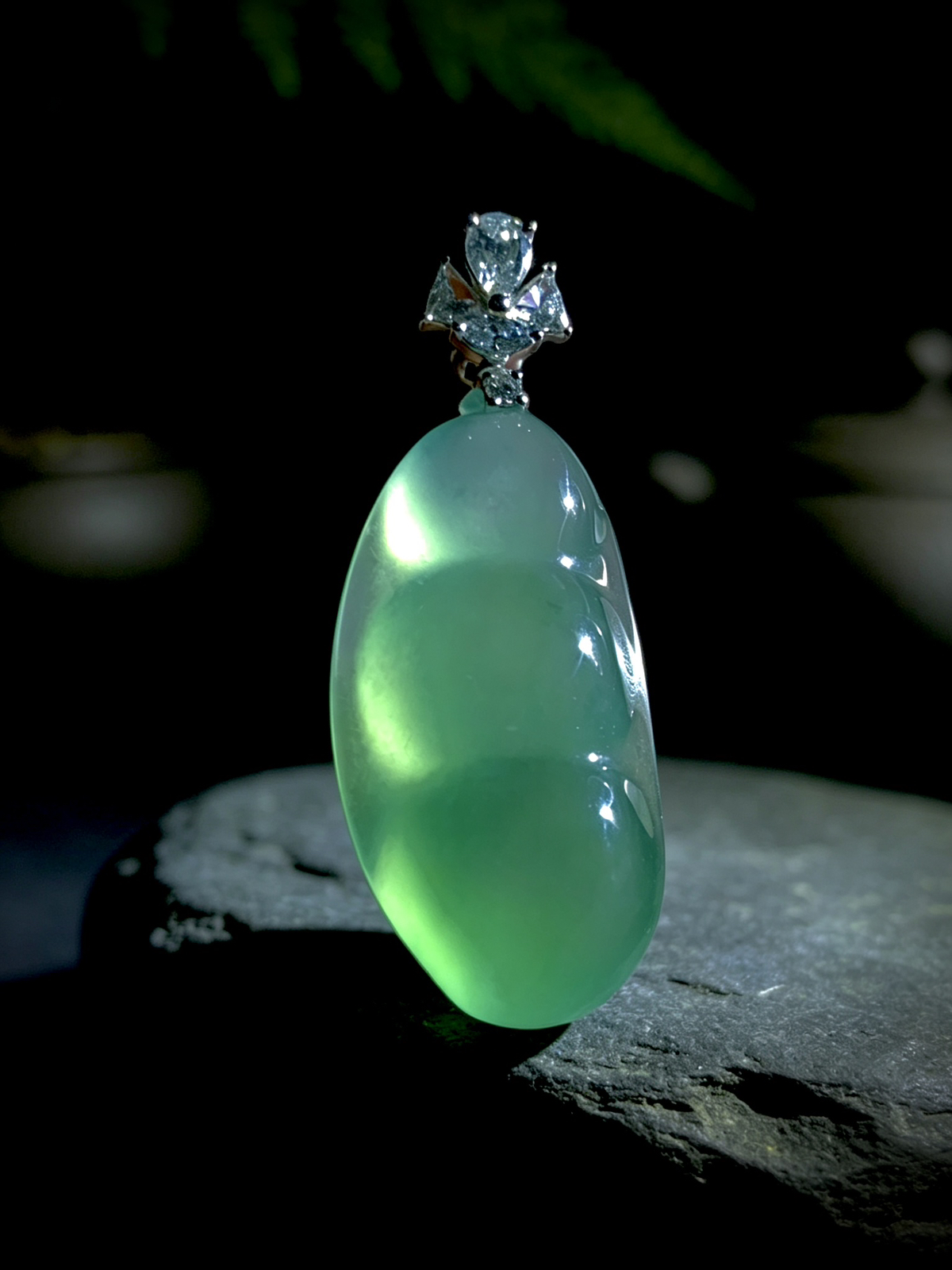 天空蓝底色四季平安豆子，
38.8-裸石约30.2-15-7.8mm，6.3g，
18K金，南非钻，