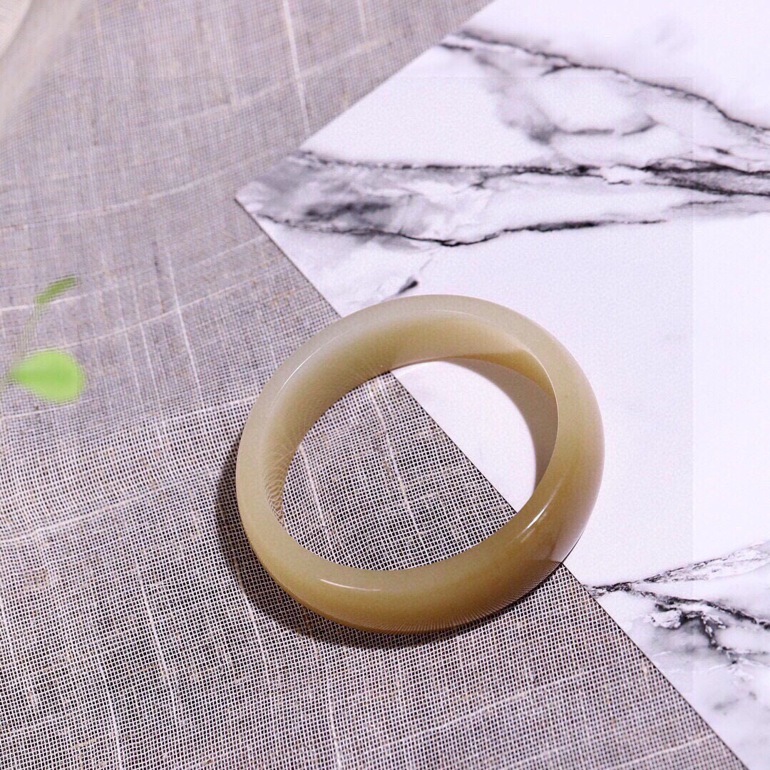 圈口： 61-62 l重量：74.61g 寸： 18.3/7.9，精品 和田玉且末糖手镯 小时候就听长辈讲过四个手镯的故事 ：第一个手镯是我们来到这个世界的时候 父母给我们的见面礼；第二个手镯是我们成年以后会挣钱的时候  送给自己的成长礼；第三个手镯是我们结婚的时候伴侣之间互赠的定情信物；第四个手镯是多年以后我们传承给子女的传家宝。而他们四个都离不开两个词语：一个亲情 ，一个陪伴！