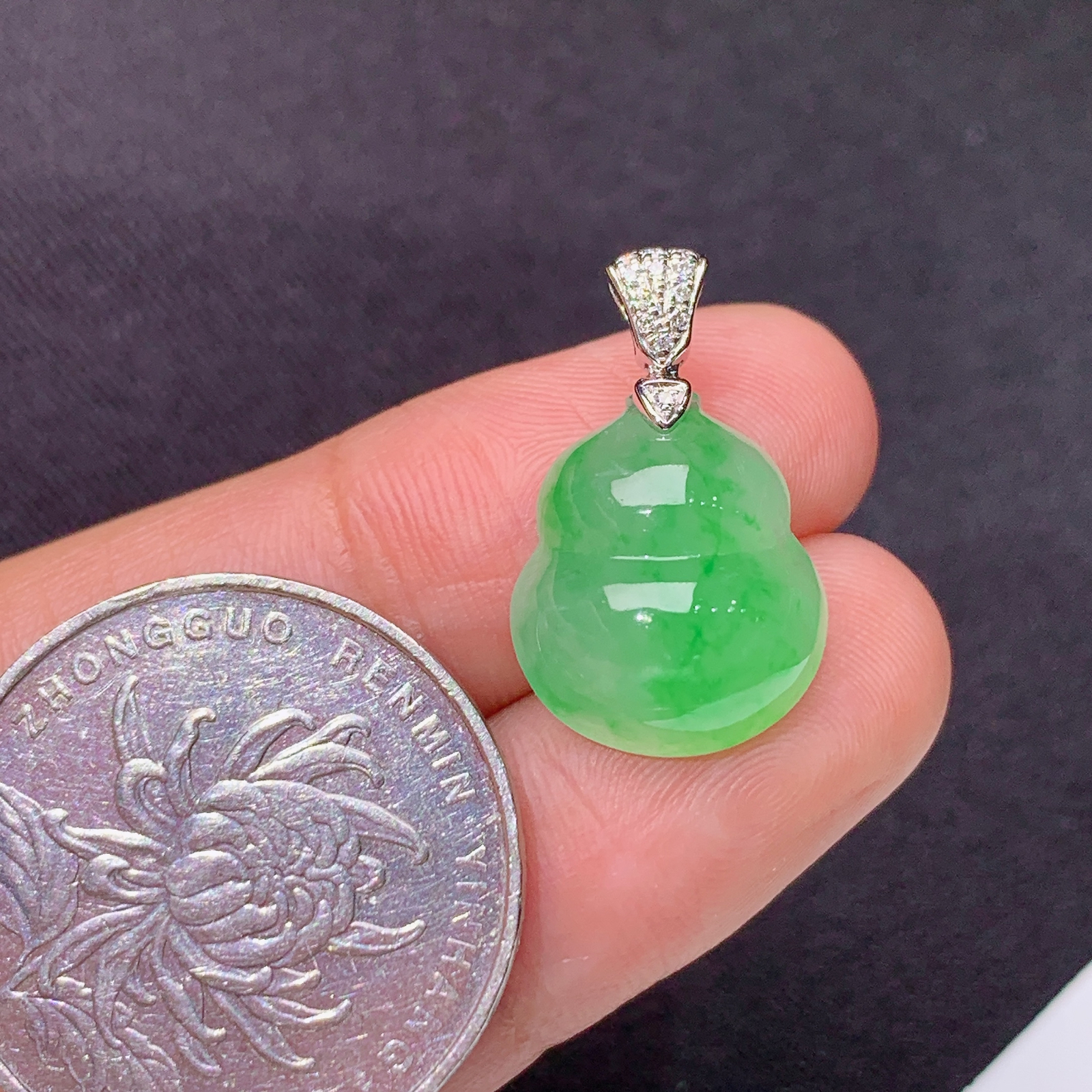 冰飘绿葫芦吊坠，18k金镶嵌，冰润色阳，玉质细腻，种水足，Zha 尺寸14.7*13*6.5