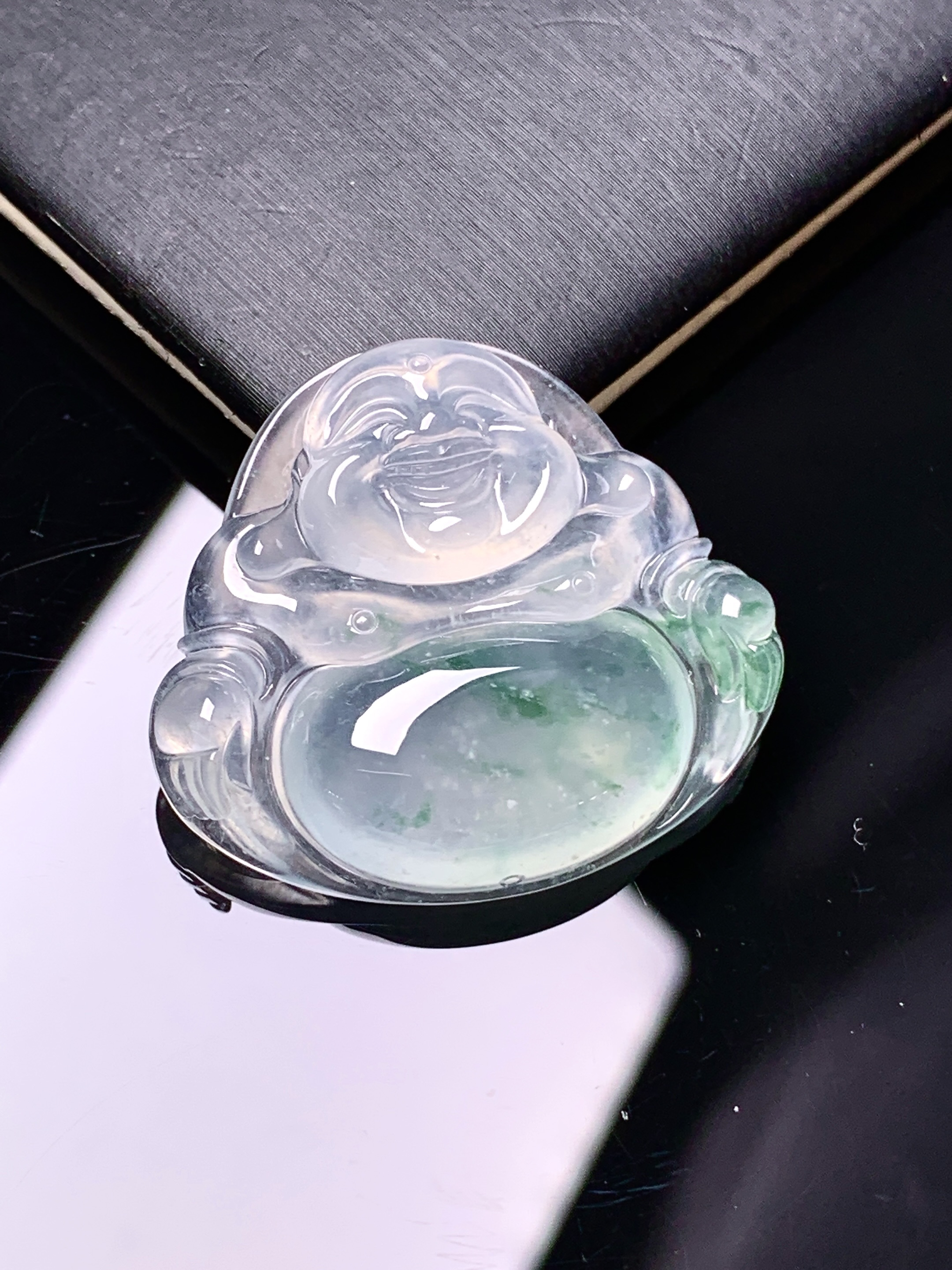 冰种飘绿佛公吊坠 玉质细腻 色泽艳丽清新 整体尺寸26*29.5*6 c1