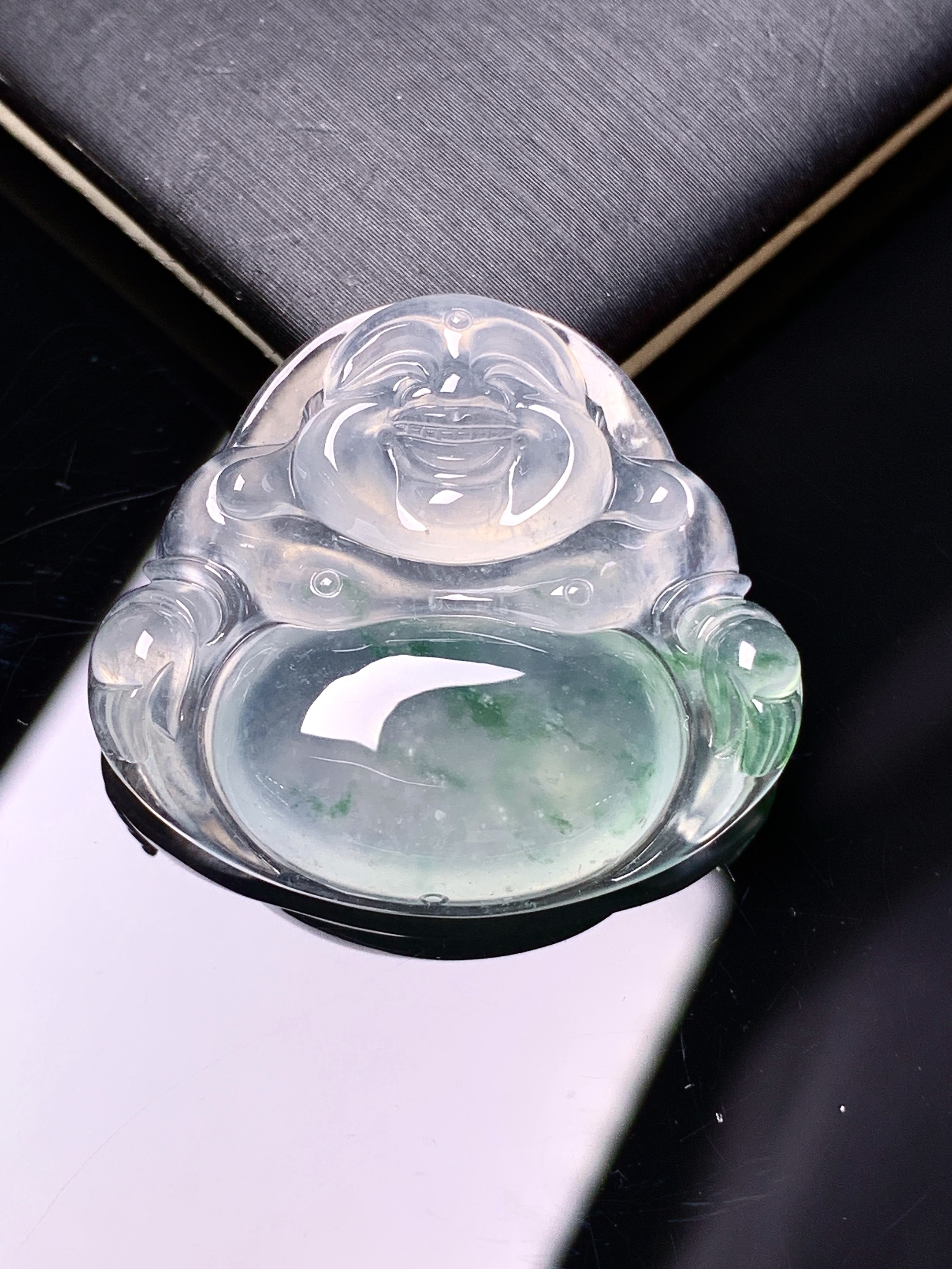 冰种飘绿佛公吊坠 玉质细腻 色泽艳丽清新 整体尺寸26*29.5*6 c1