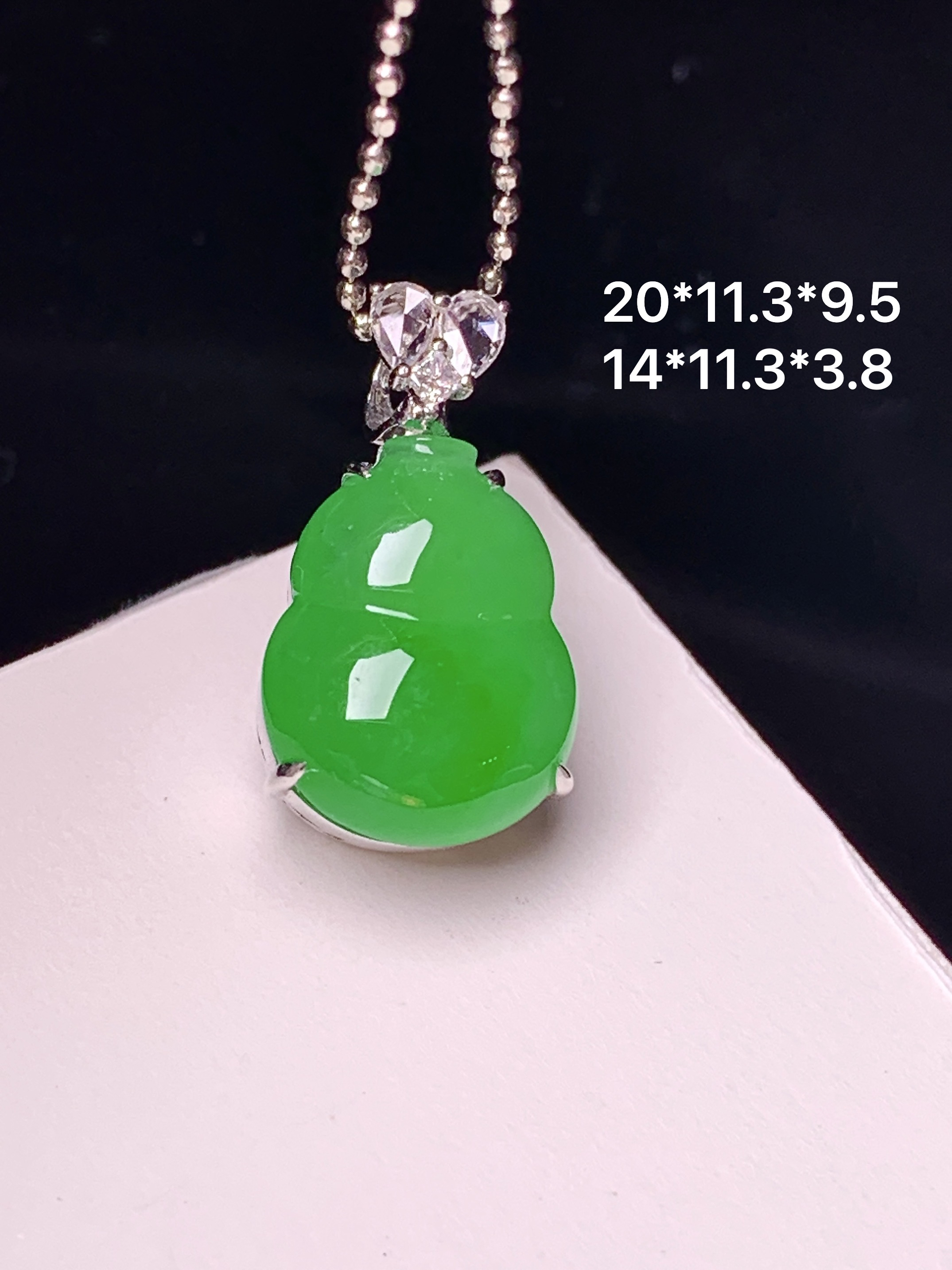18k金钻镶嵌冰阳绿吊坠 玉质细腻 色泽艳丽清新 整体尺寸20*11.3*9.5 f1