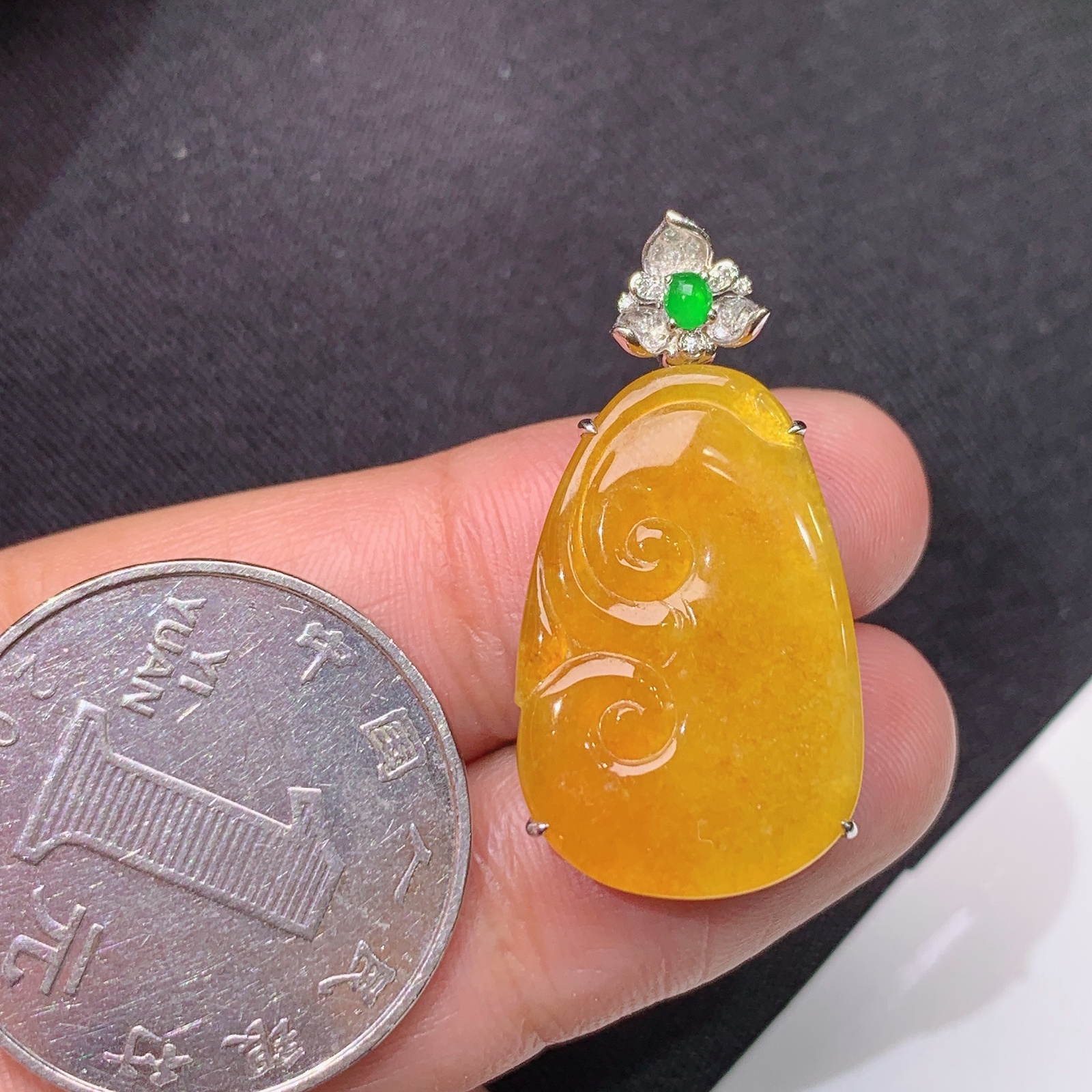 冰黄翡如意吊坠，18k金镶嵌，冰润鲜艳，玉质细腻，种水足，Mi 尺寸30.6*15.4*4.5