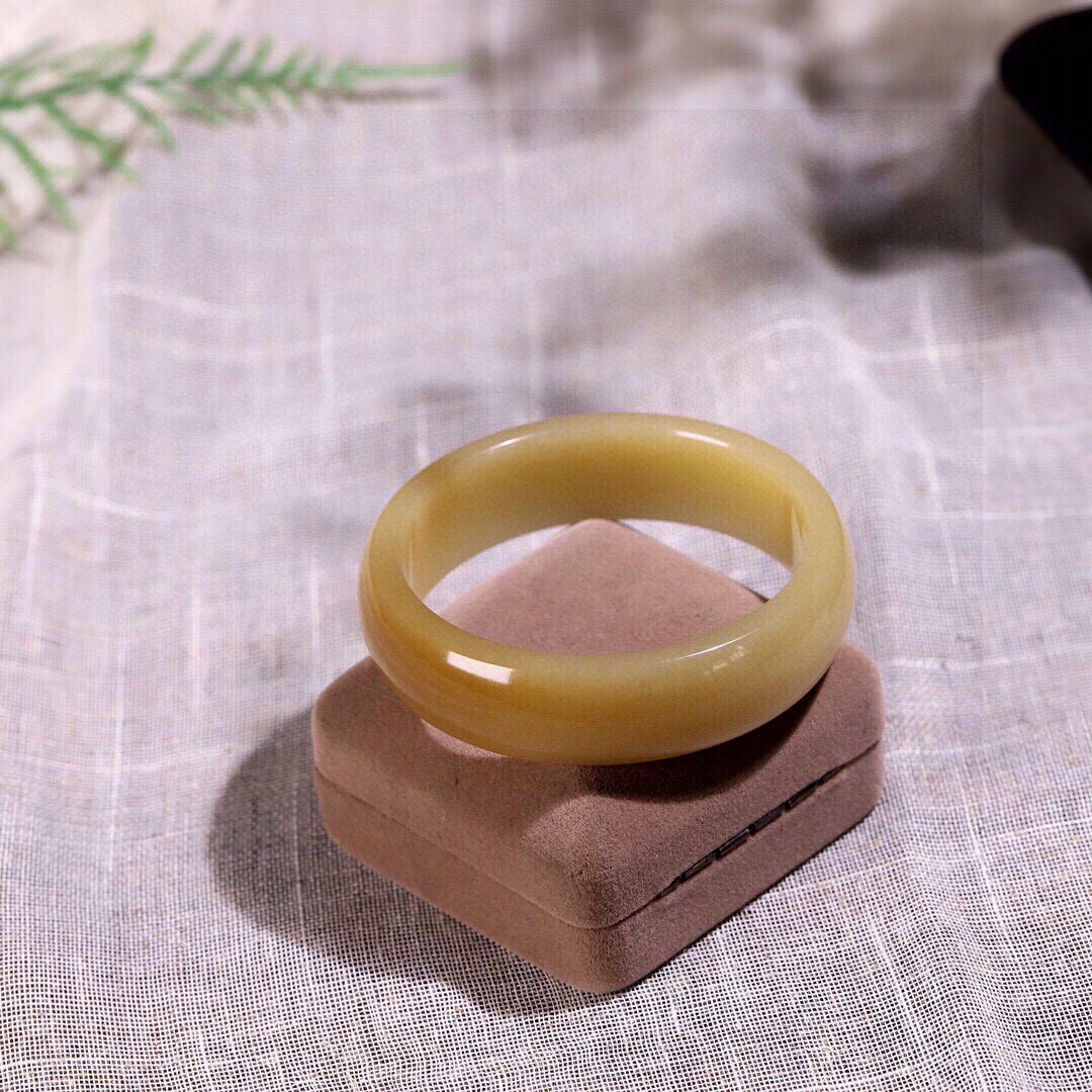 圈口： 61-62 l重量：74.61g 寸： 18.3/7.9，精品 和田玉且末糖手镯 小时候就听