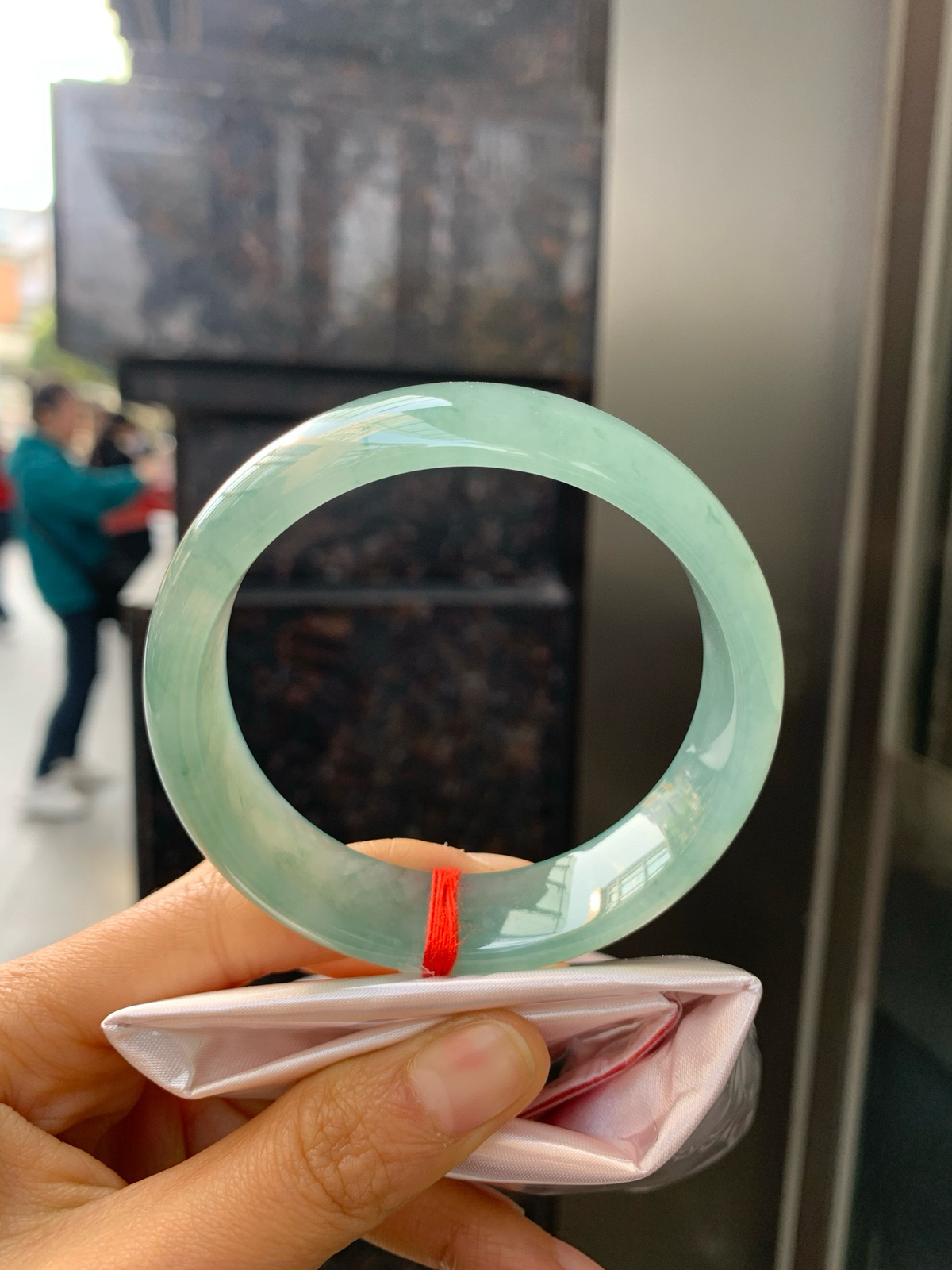 冰飘花正圈
57.2-16.3-7.5
底妆冰透细腻，满圈花色翩翩起舞，韵味悠长，上手端庄大气